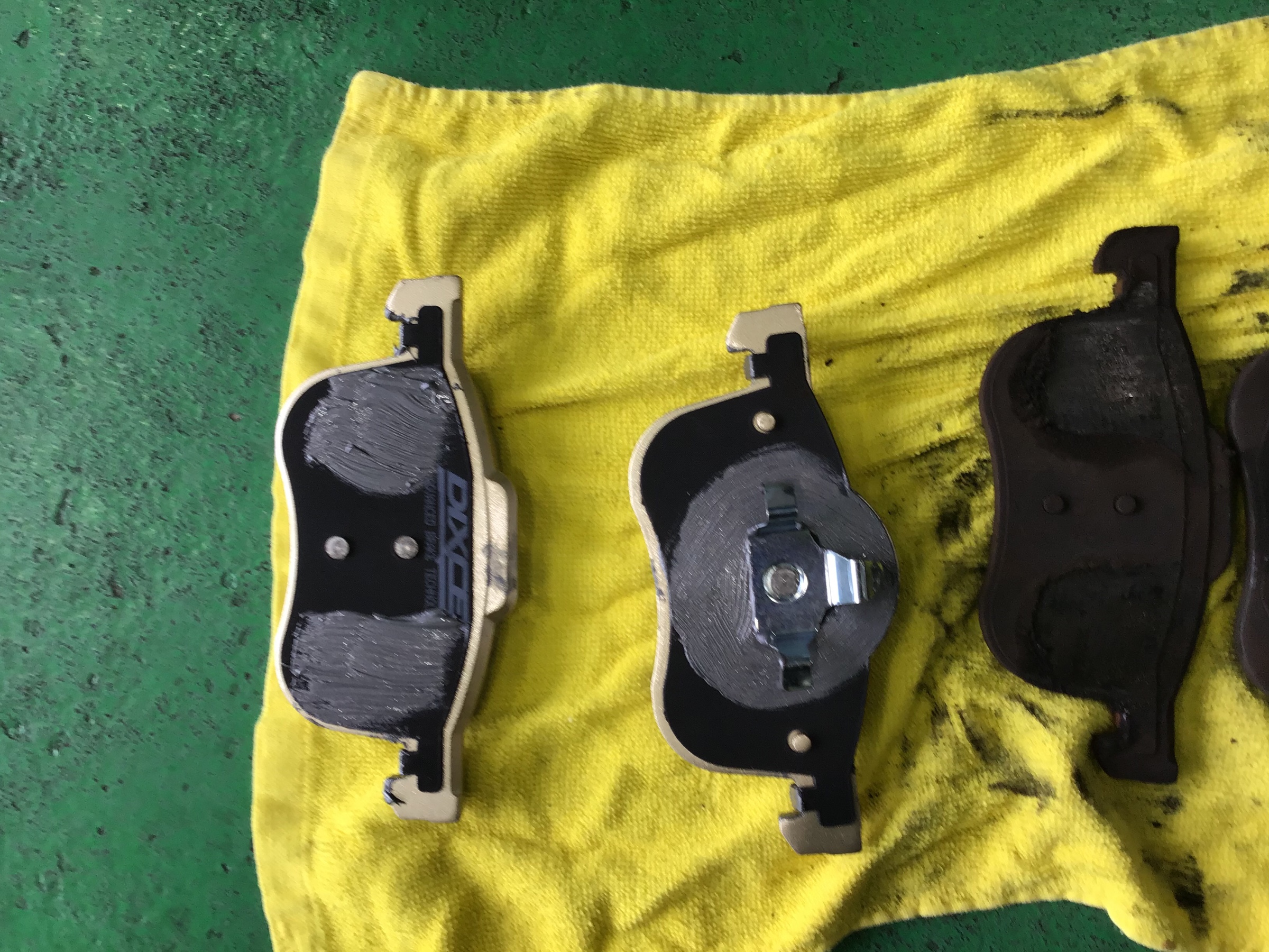 ボルボ V70 フロントブレーキパッド交換 リアブレーキパッド交換