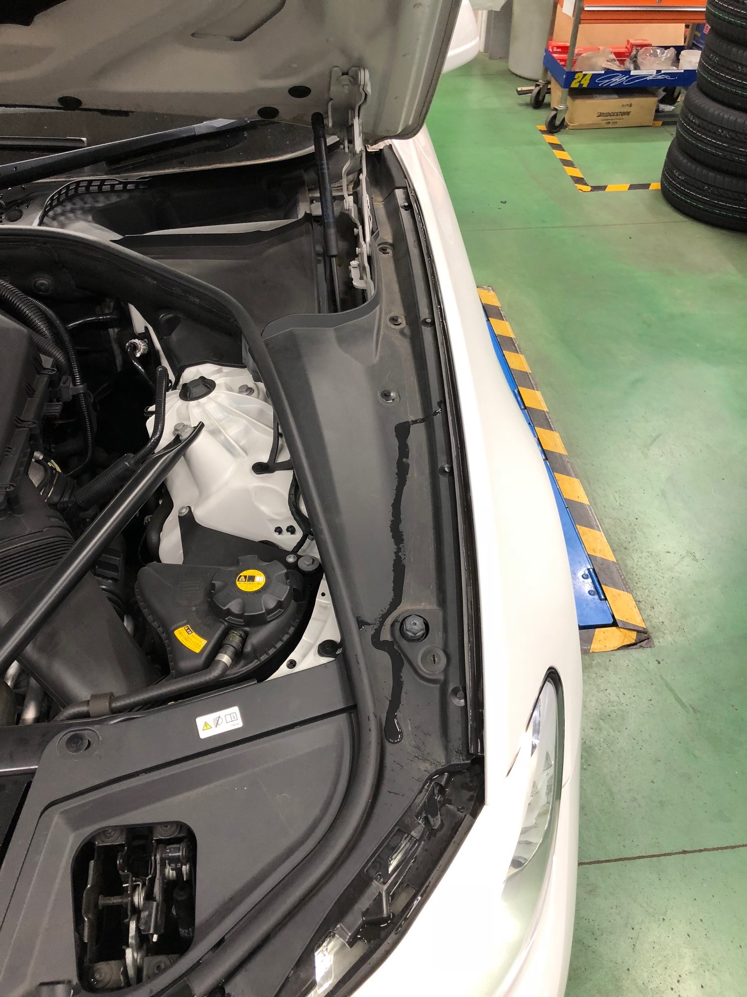 Bmw 5シリーズ 水滴 第三弾 バッテリー交換 Bmw 5シリーズ サービス事例 タイヤ館 多摩境 タイヤからはじまる トータルカーメンテナンス タイヤ館グループ