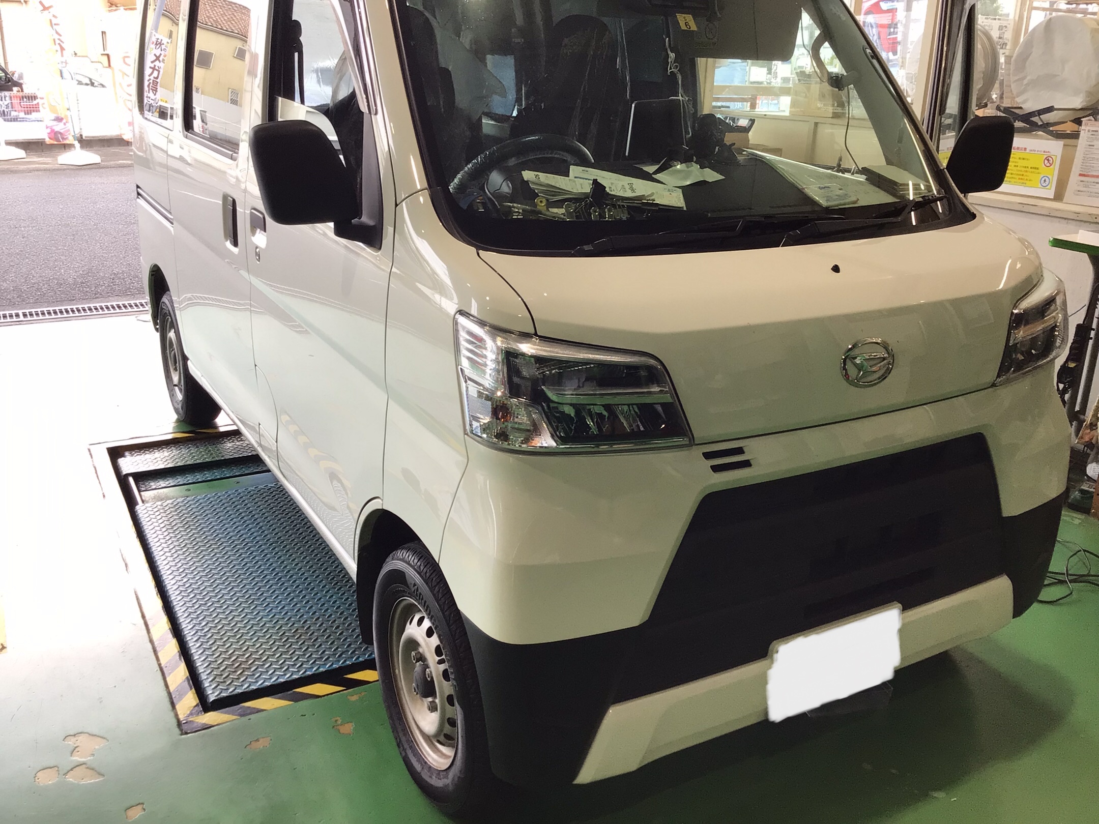 ダイハツ ハイゼット エバポレーター洗浄施工中^_−☆ | 店舗おススメ