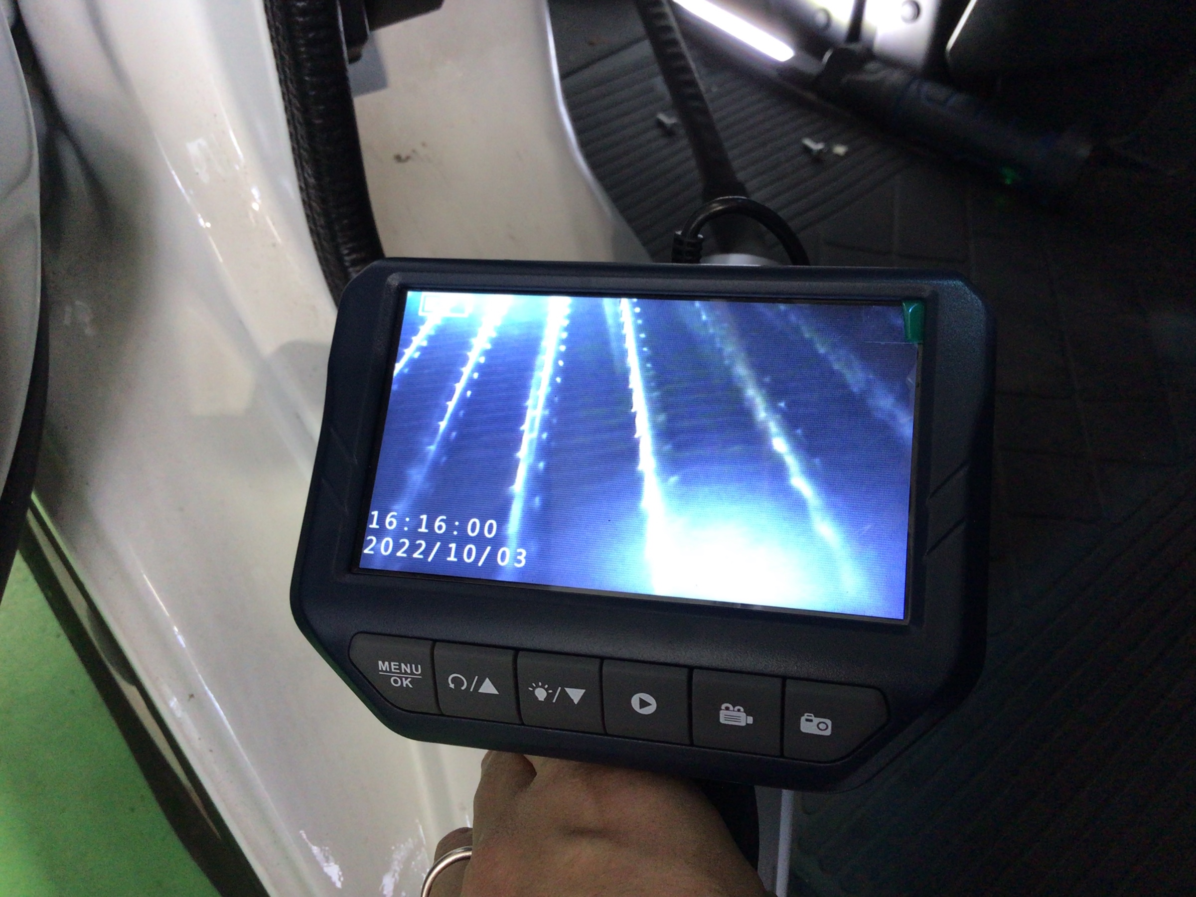 ダイハツ ハイゼット エバポレーター洗浄施工中^_−☆ | 店舗おススメ