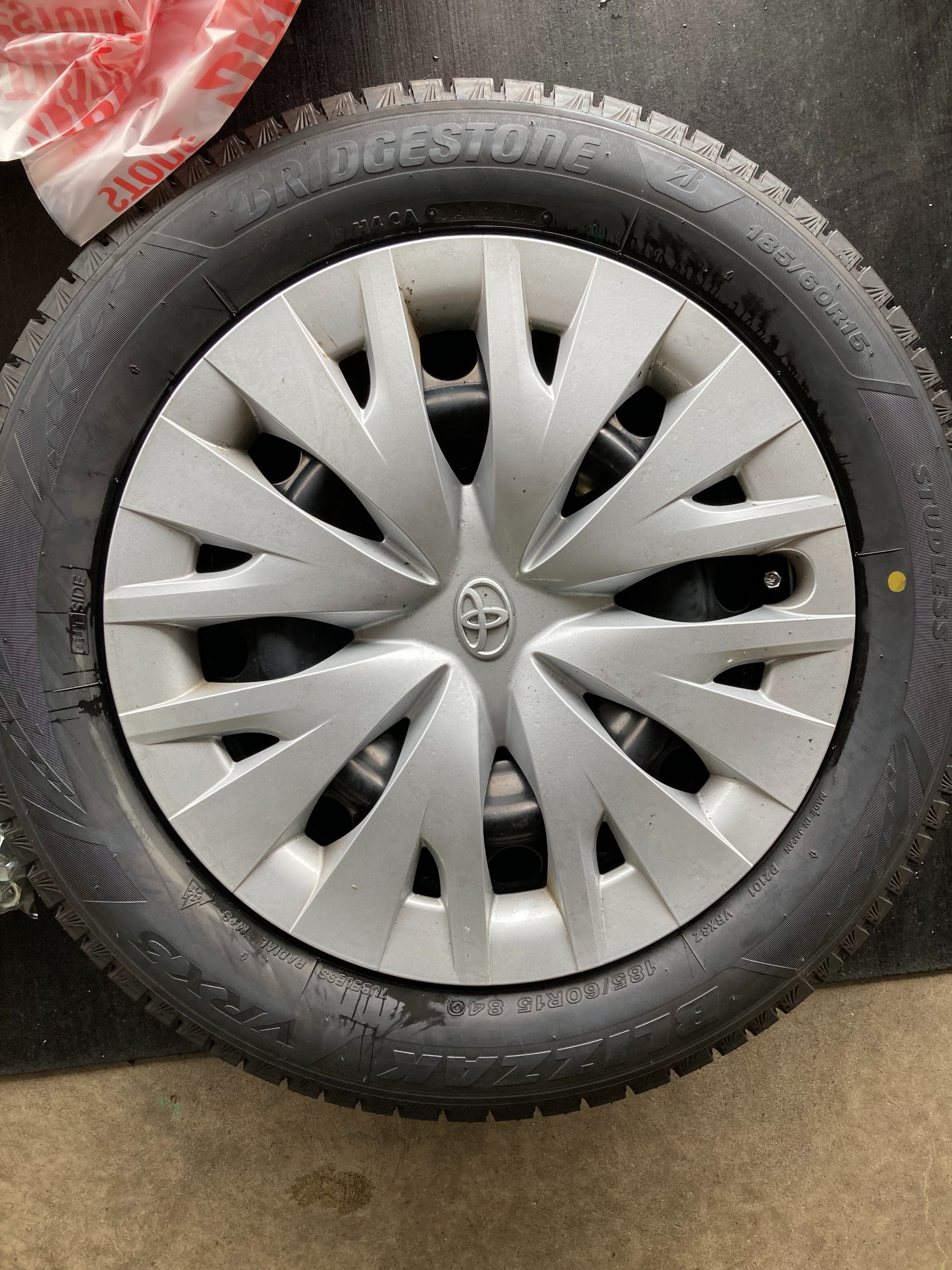トヨタ純正15インチ 鉄ホイール ノーマルタイヤ付き185/60R15 トヨタ純正15インチ 鉄ホイール ノーマルタイヤ付き185/60R15