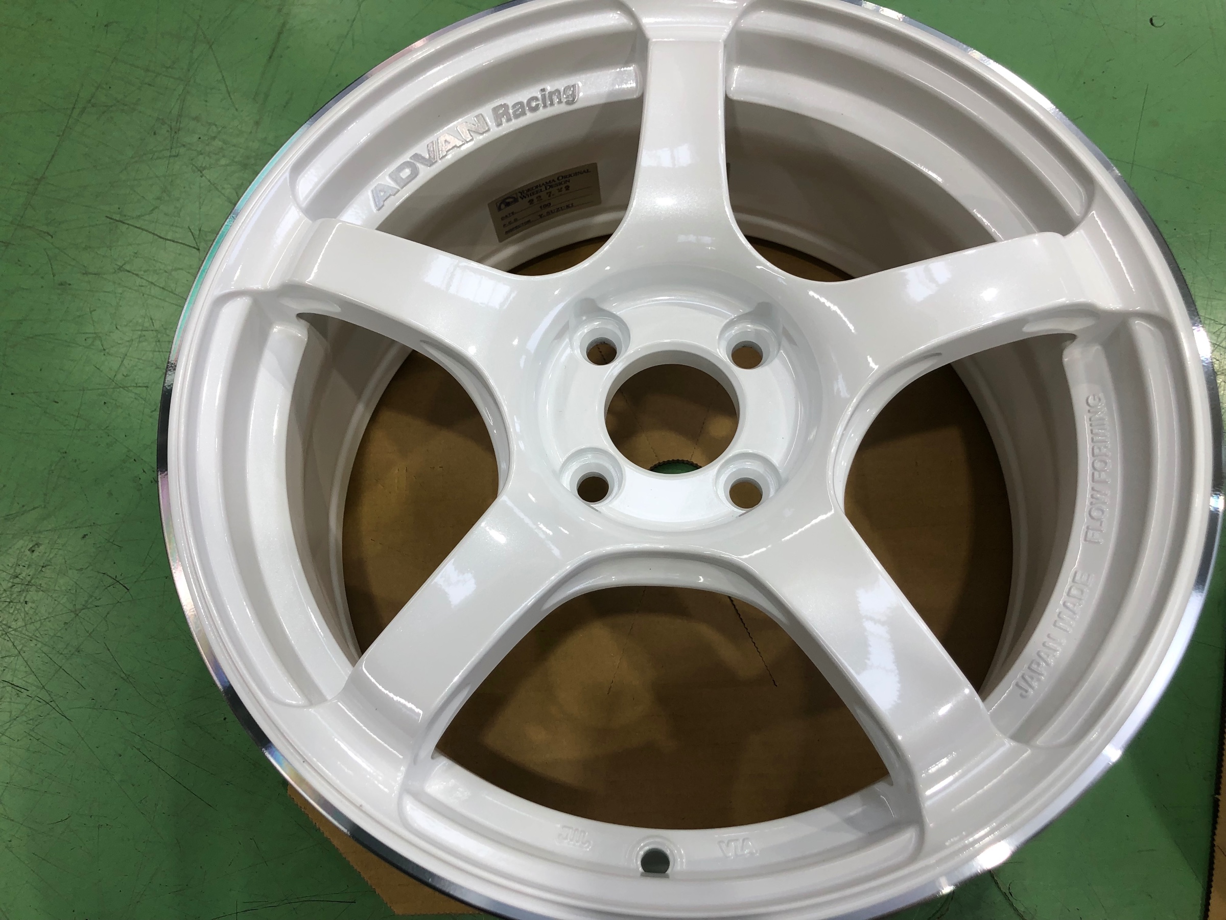 YOKOHAMA ADVAN Racing TC4 レーシングホワイトメタリックカラー