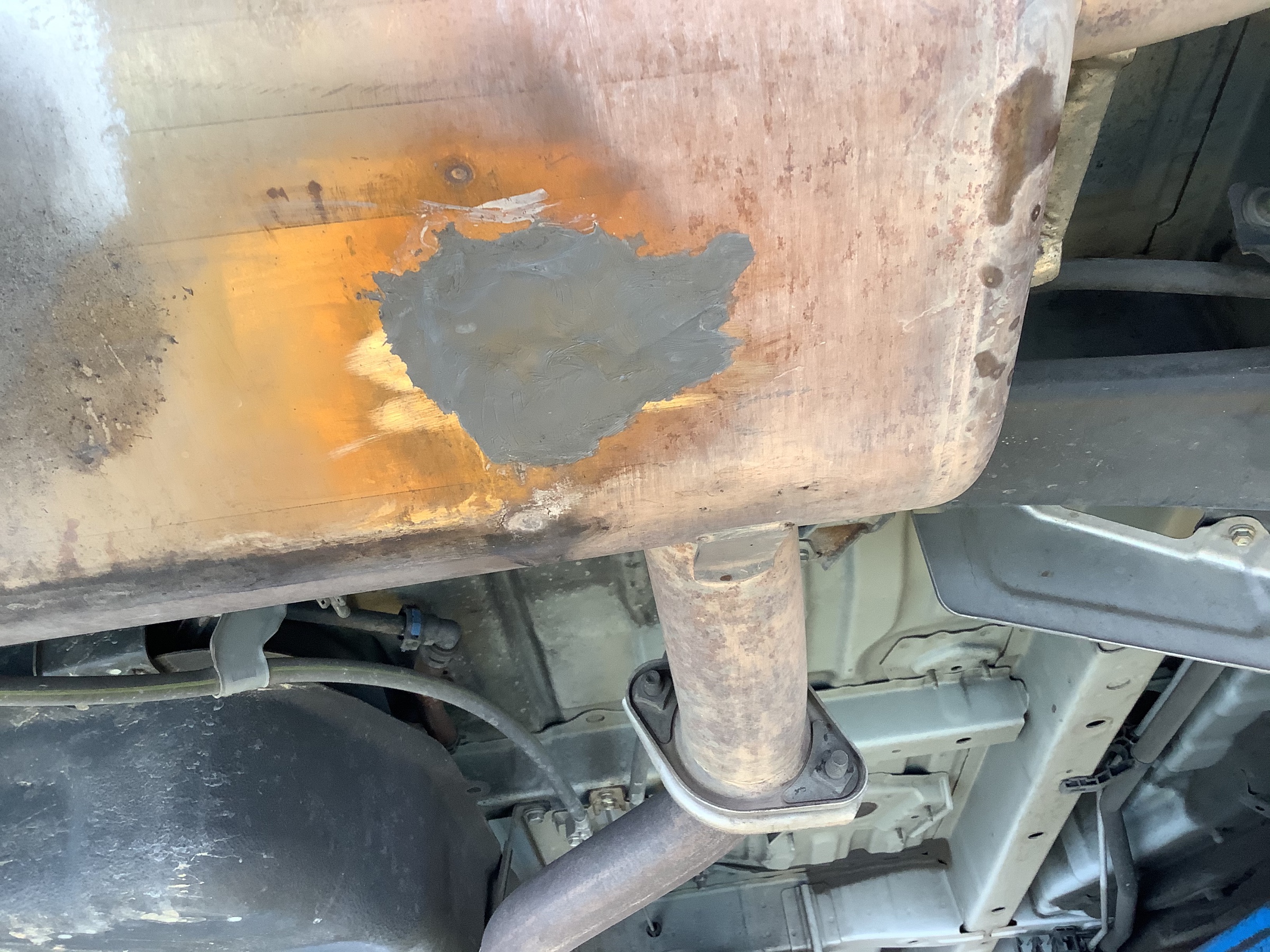 車検の為マフラー穴修理しました トヨタ エスティマ その他 サービス事例 タイヤ館 深谷 タイヤからはじまる トータルカーメンテナンス タイヤ館グループ