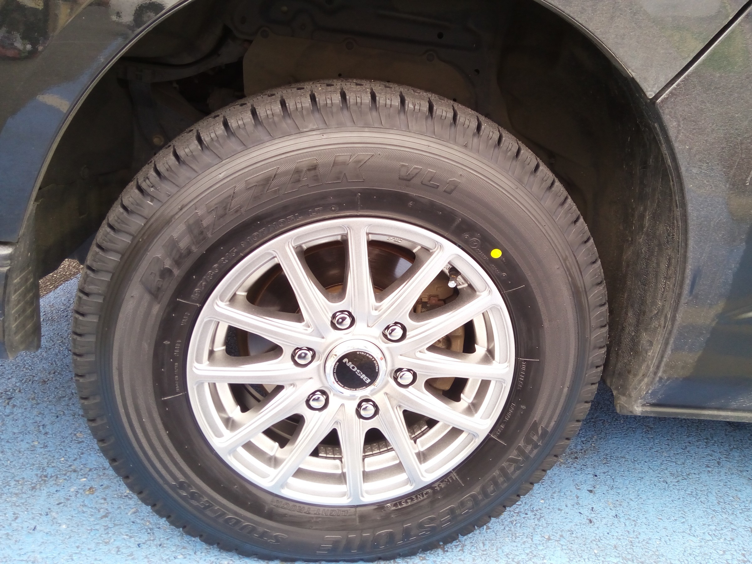 200ハイエース スタッドレスタイヤ取り付け♪ | 店舗おススメ情報