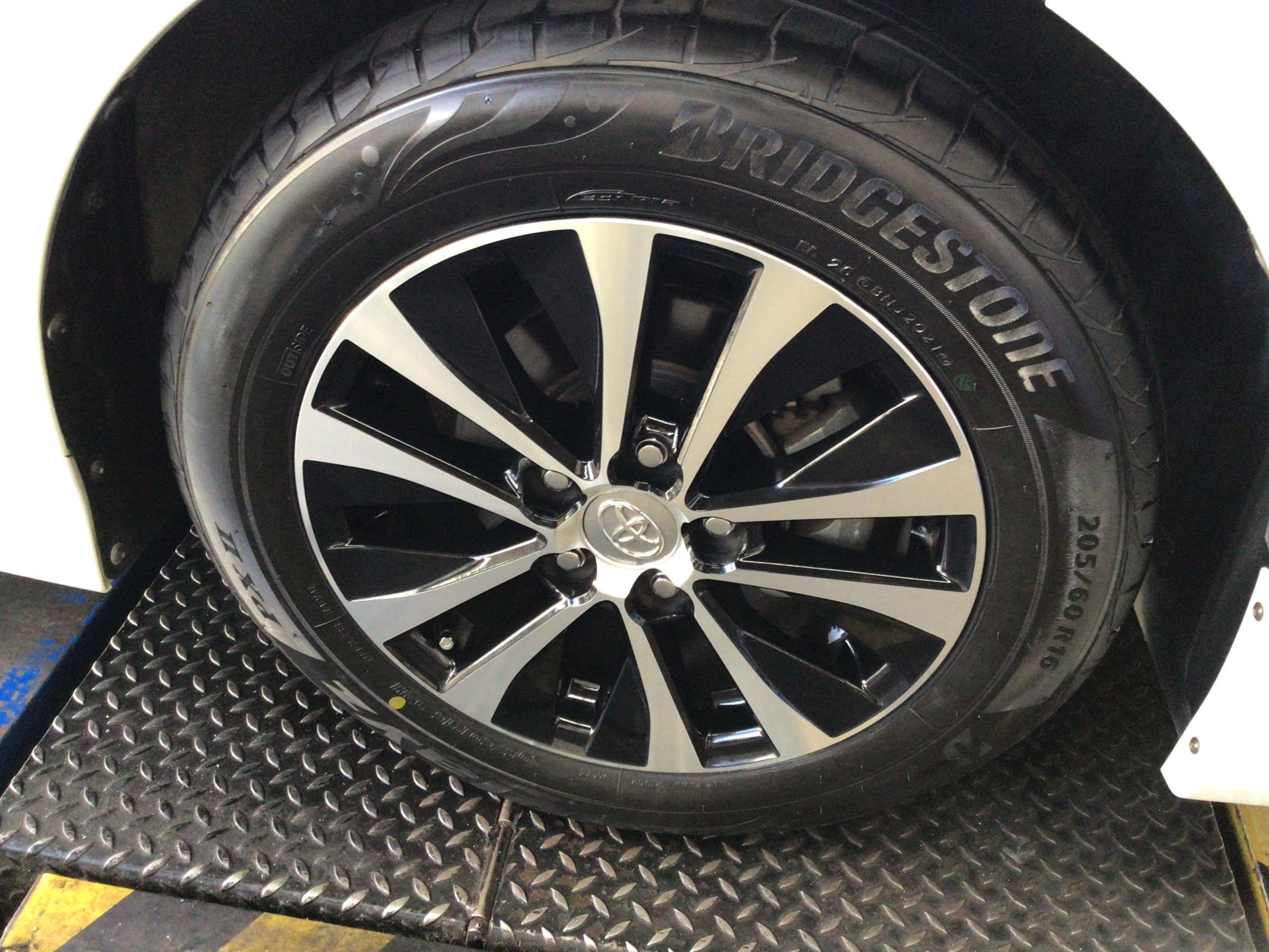 トヨタ　SAI　タイヤ交換　205/60R16　ブリヂストン　プレイズPXⅡ