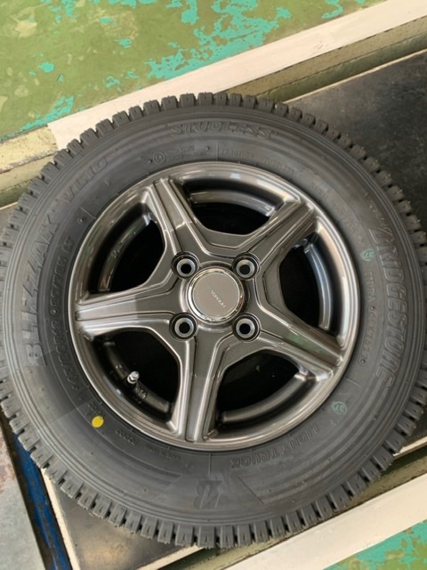 はたらく車にも安全と安心を！ ブリザック VL10 好評販売中です