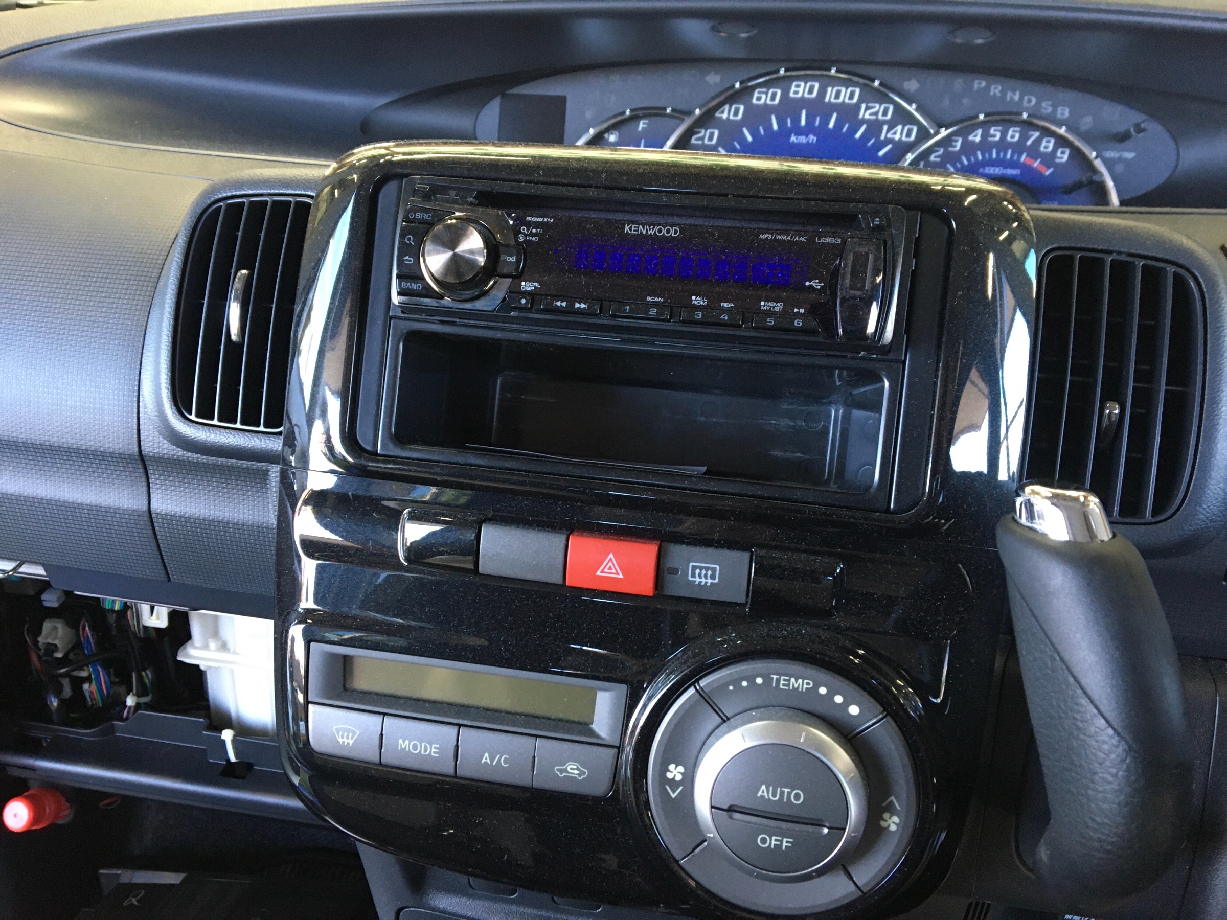 ダイハツ・タント・L375S】 ナビ取り付け ダイハツ タント AVナビ機器 カー用品取付 AV商品取付 サービス事例 タイヤ館  うしく上柏田 茨城県のタイヤ、カー用品ショップ タイヤからはじまる、トータルカーメンテナンス タイヤ館グループ
