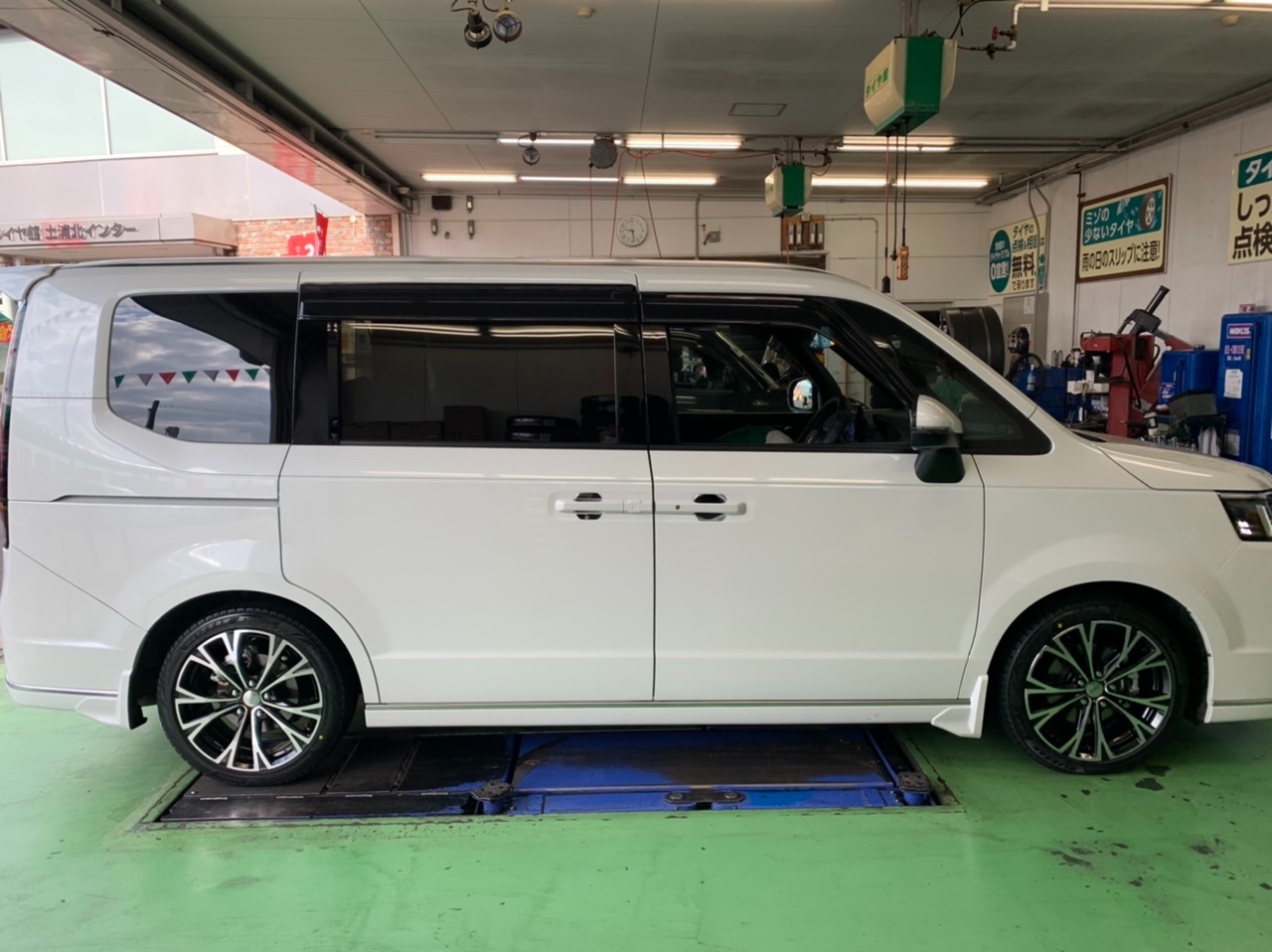 ステップワゴンホイールセット　引き取り限定 楽天市場】ステップワゴン（RP6/RP7/RP8） 18インチ 225/45R18