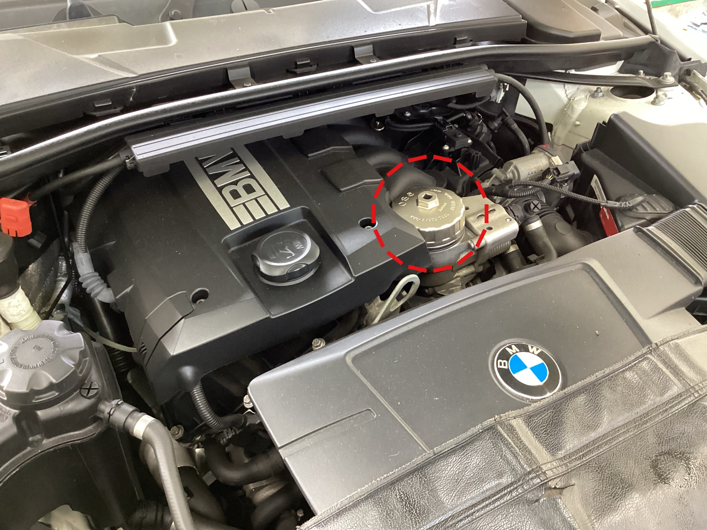 BMW 320i【オイル交換】 サービス事例 タイヤ館 土山 タイヤからはじまる、トータルカーメンテナンス タイヤ館グループ