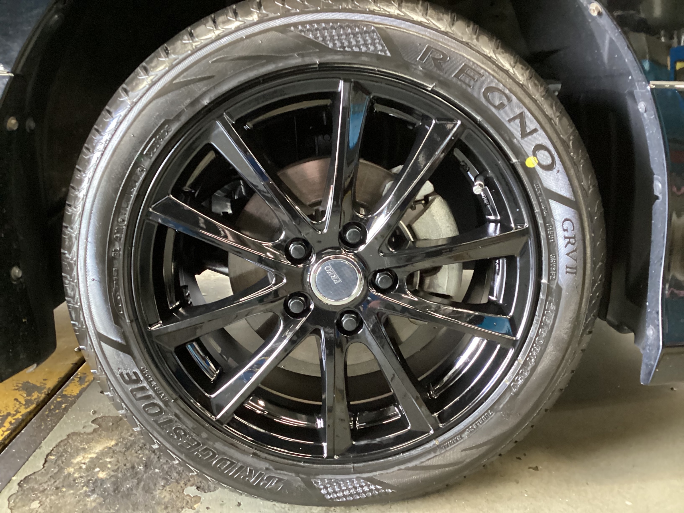 TOYOTA ノア タイヤホイールセット交換実施 トヨタ ノア ホイール タイヤ・ホイール関連 > タイヤ・ホイール交換 サービス事例