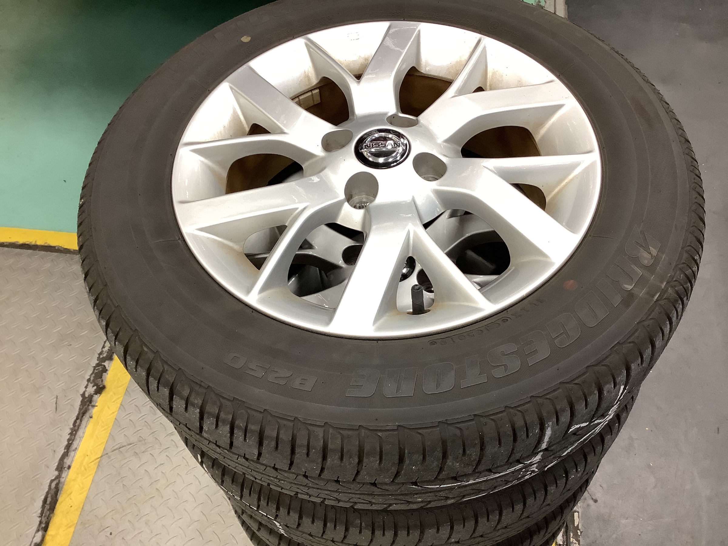 ノートにスタッドレスタイヤセット装着とアライメントを実施 日産 ノートePOWER タイヤ タイヤ・ホイール関連 > 4輪トータル