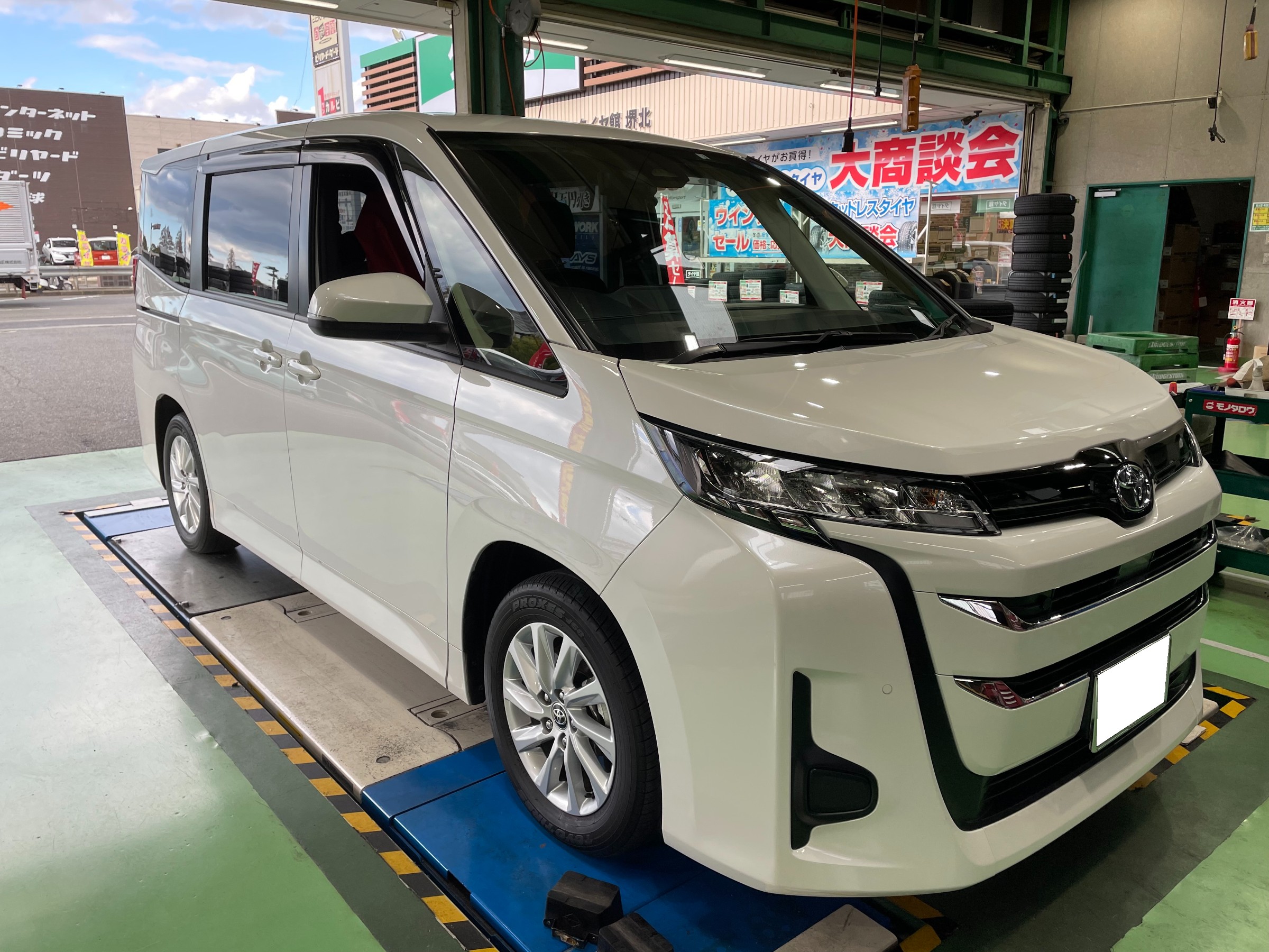 本日のタイヤ交換【トヨタ 新型ノア アイスパートナー２ 205/60R16