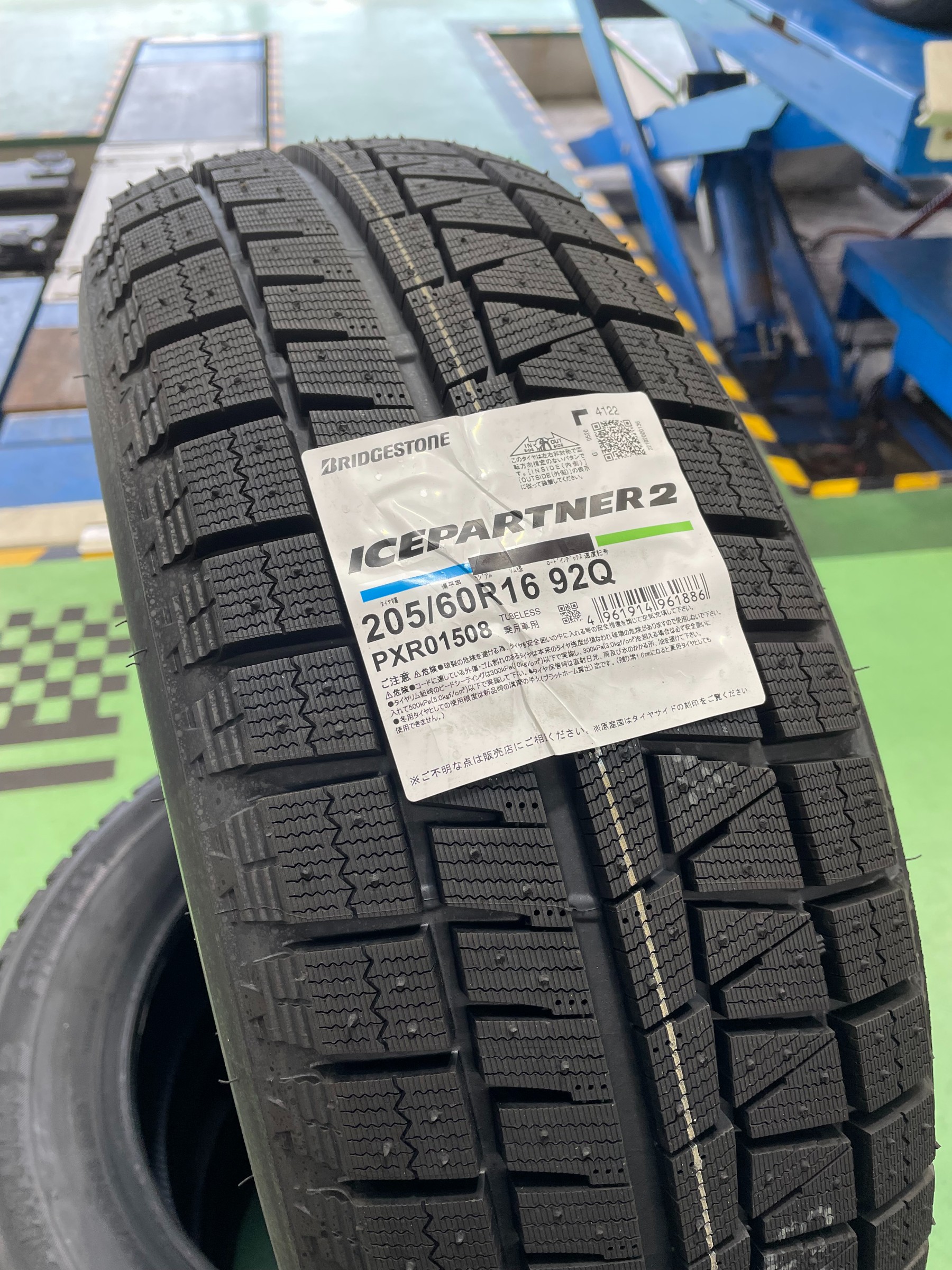 本日のタイヤ交換【トヨタ 新型ノア アイスパートナー２ 205/60R16