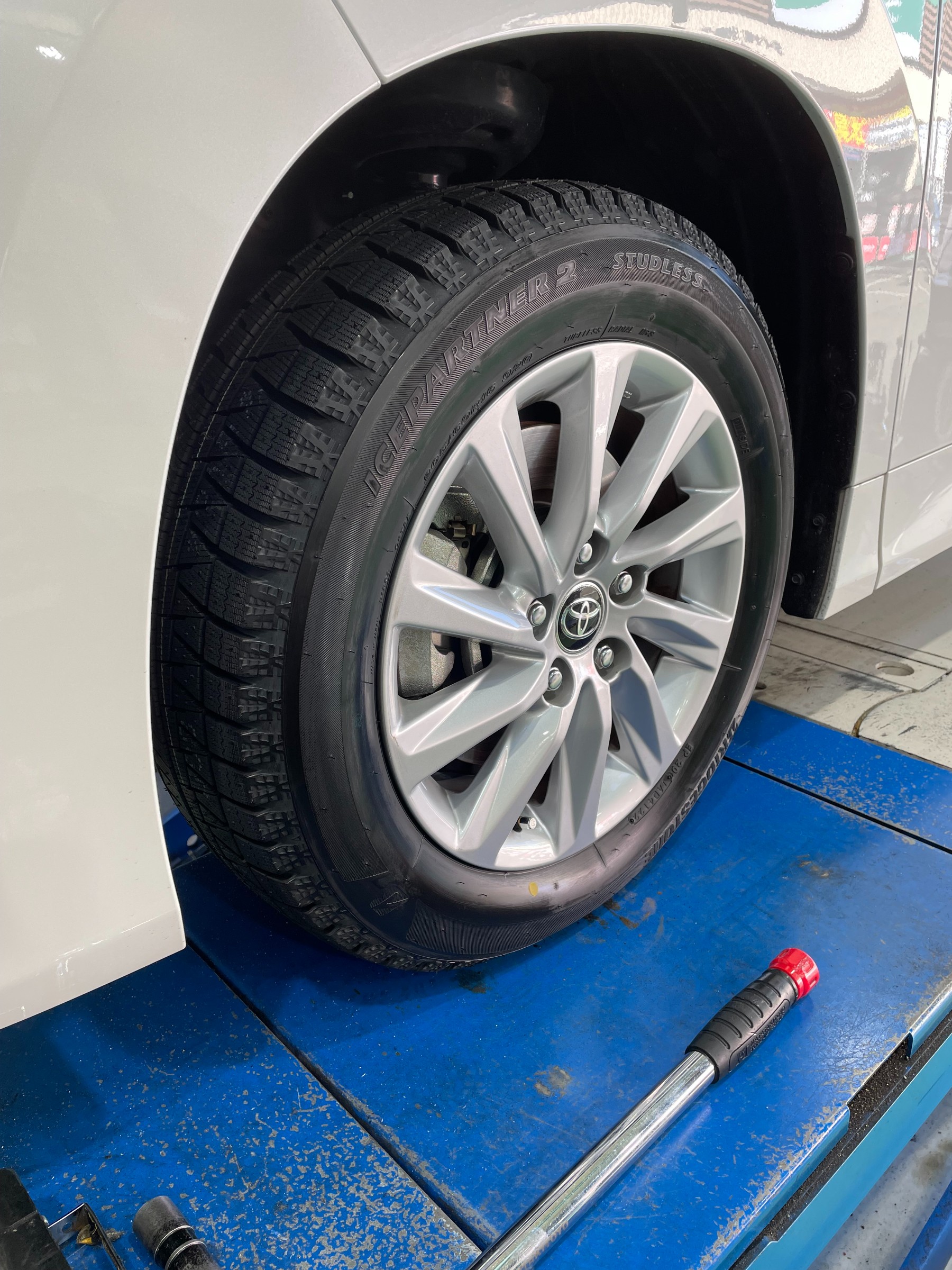 本日のタイヤ交換【トヨタ 新型ノア アイスパートナー２ 205/60R16