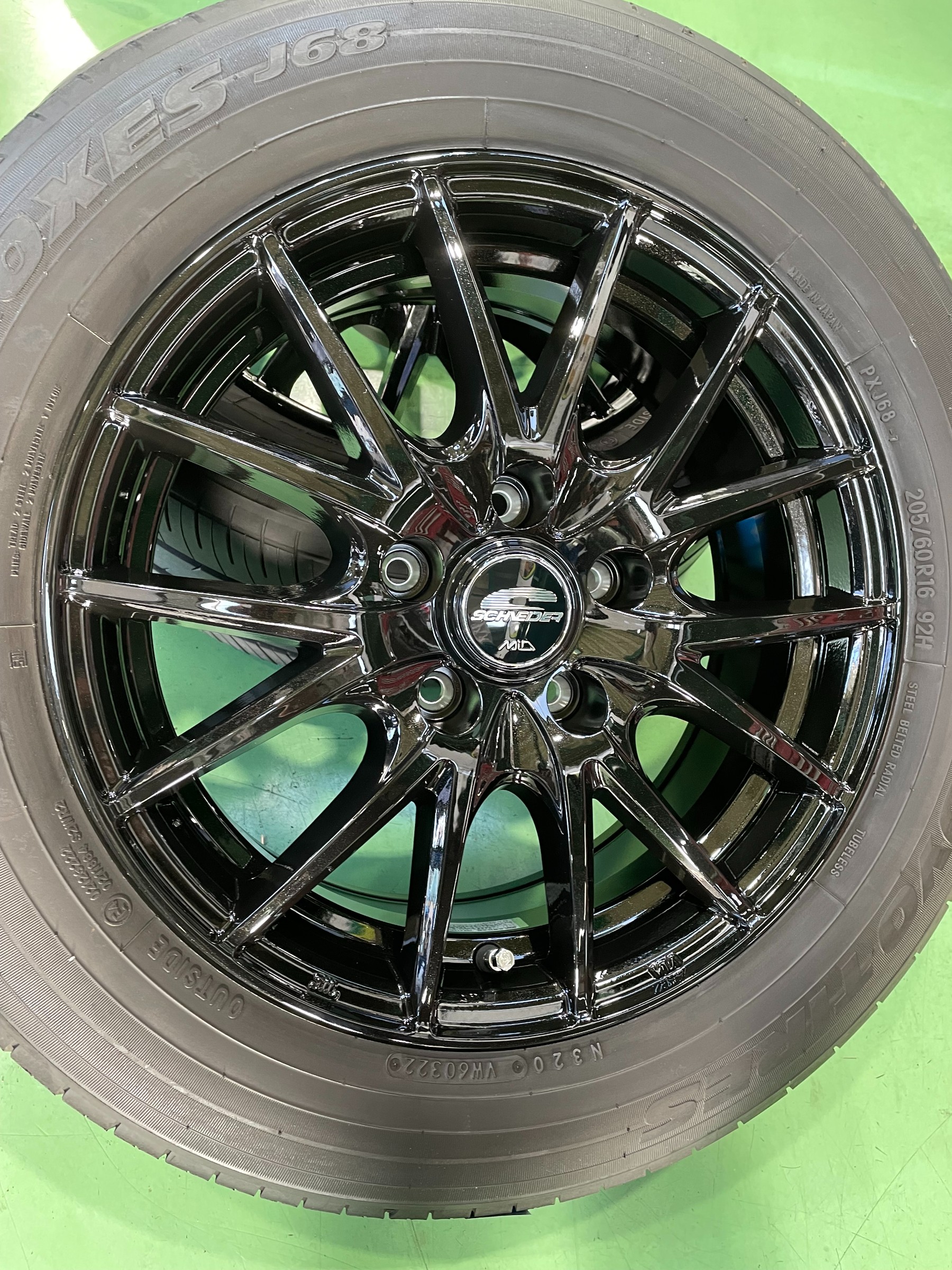 本日のタイヤ交換【トヨタ 新型ノア アイスパートナー２ 205/60R16