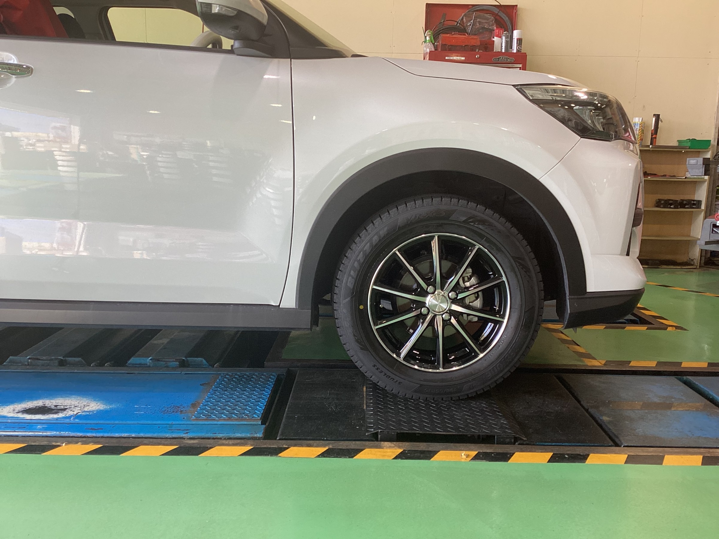 トヨタ ライズ】スタッドレスタイヤホイールセット 取付 | 店舗お