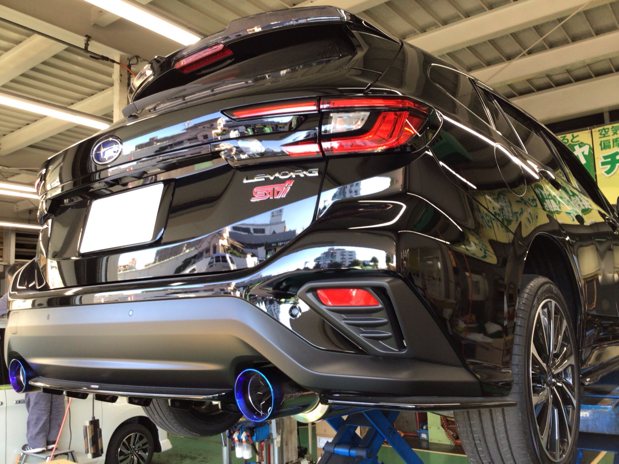 スポーツマフラー交換作業（ガナドール） スバル レヴォーグSTI
