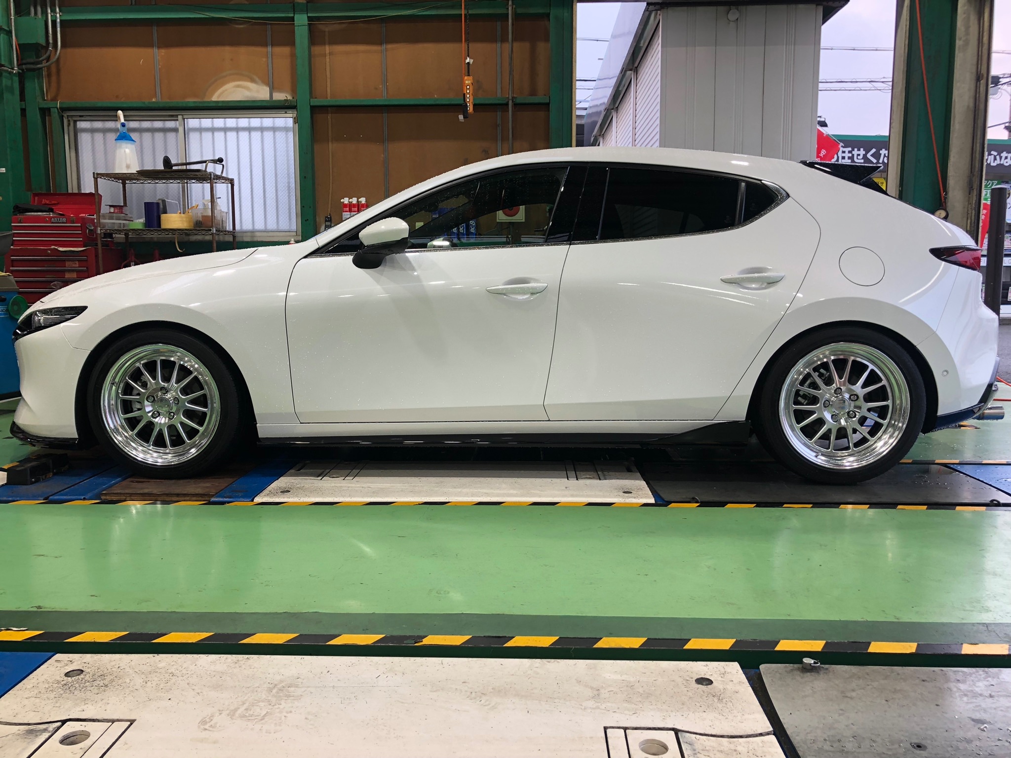 マツダ3にWORK Seeker FX カットクリアカラー18インチ取り付け