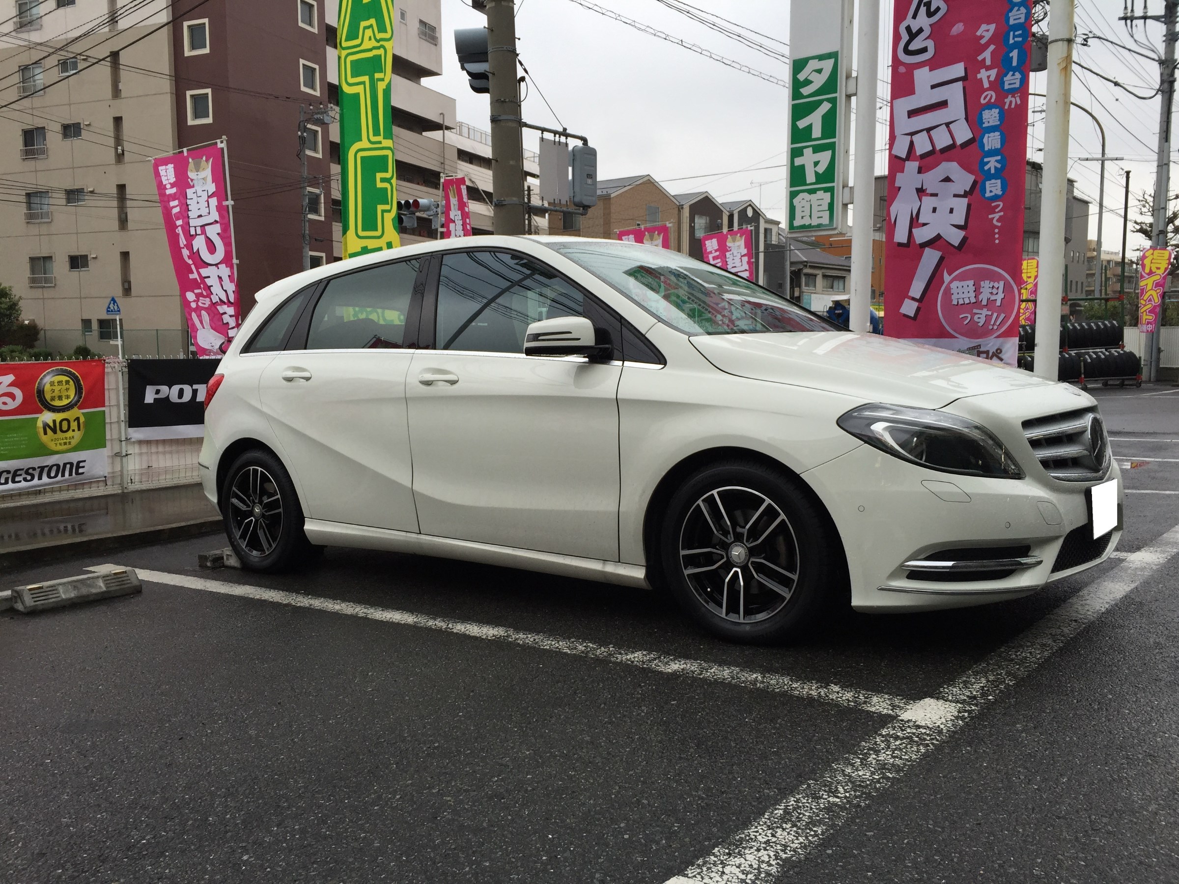 メルセデスベンツbクラスのホイール交換 メルセデス ベンツ Bクラス ホイール サービス事例 タイヤ館 磯子 神奈川県のタイヤ カー用品ショップ タイヤからはじまる トータルカーメンテナンス タイヤ館グループ