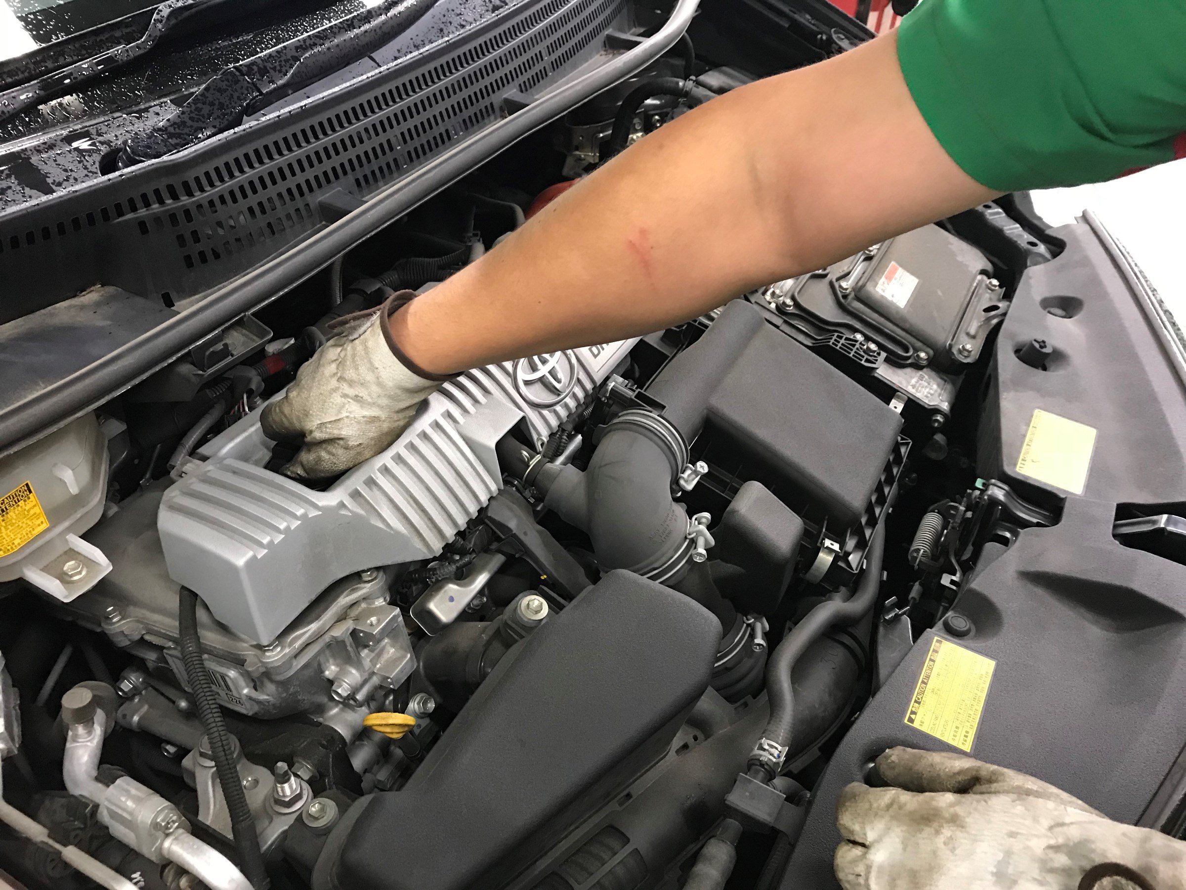 Toyota プリウスa エンジンオイル交換 トヨタ プリウスa メンテナンス商品 オイル関連 エンジンオイル交換 ひたち多賀店作業紹介 タイヤ館 ひたち多賀 茨城県のタイヤ カー用品ショップ タイヤからはじまる トータルカーメンテナンス タイヤ館グループ