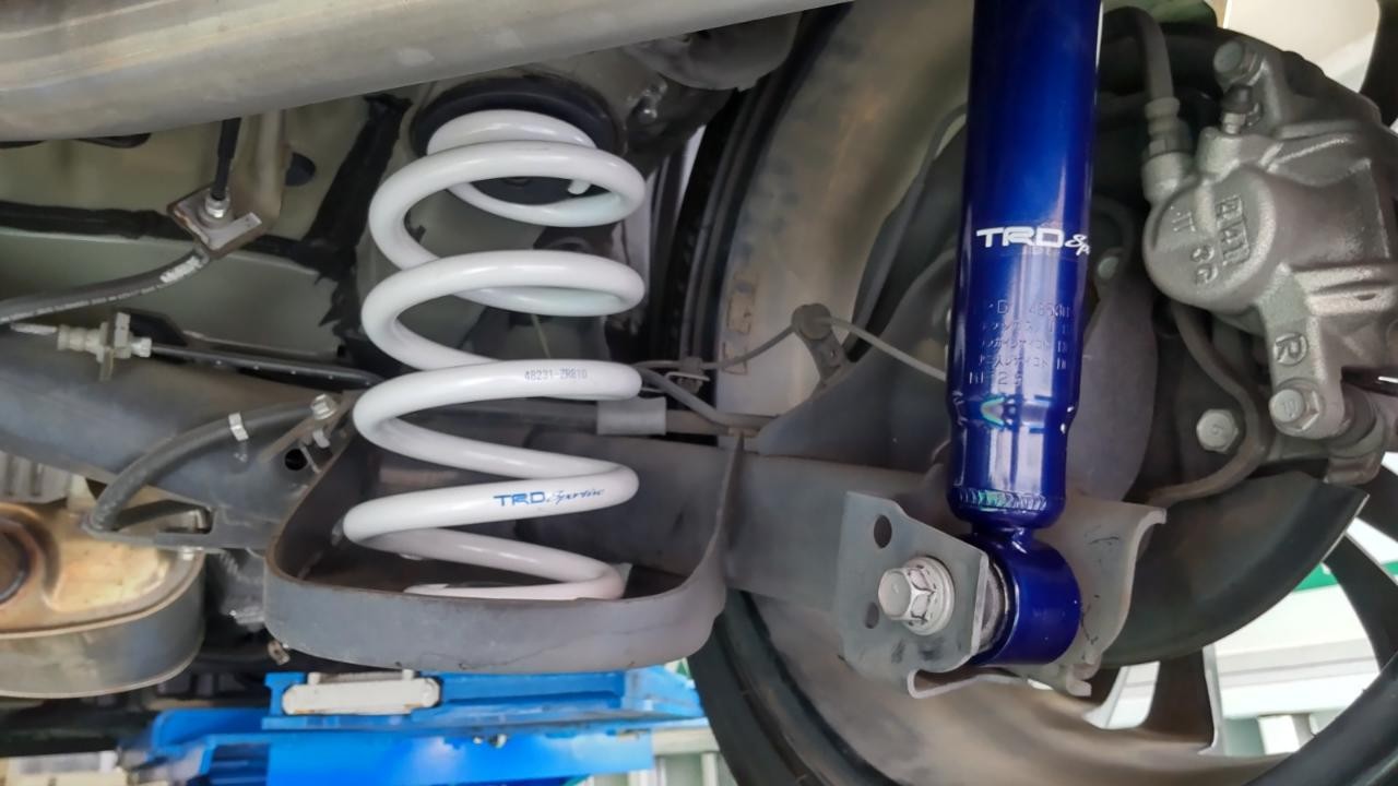 トヨタ ノア TRDショックアブソーバー スポルティーボ 取付