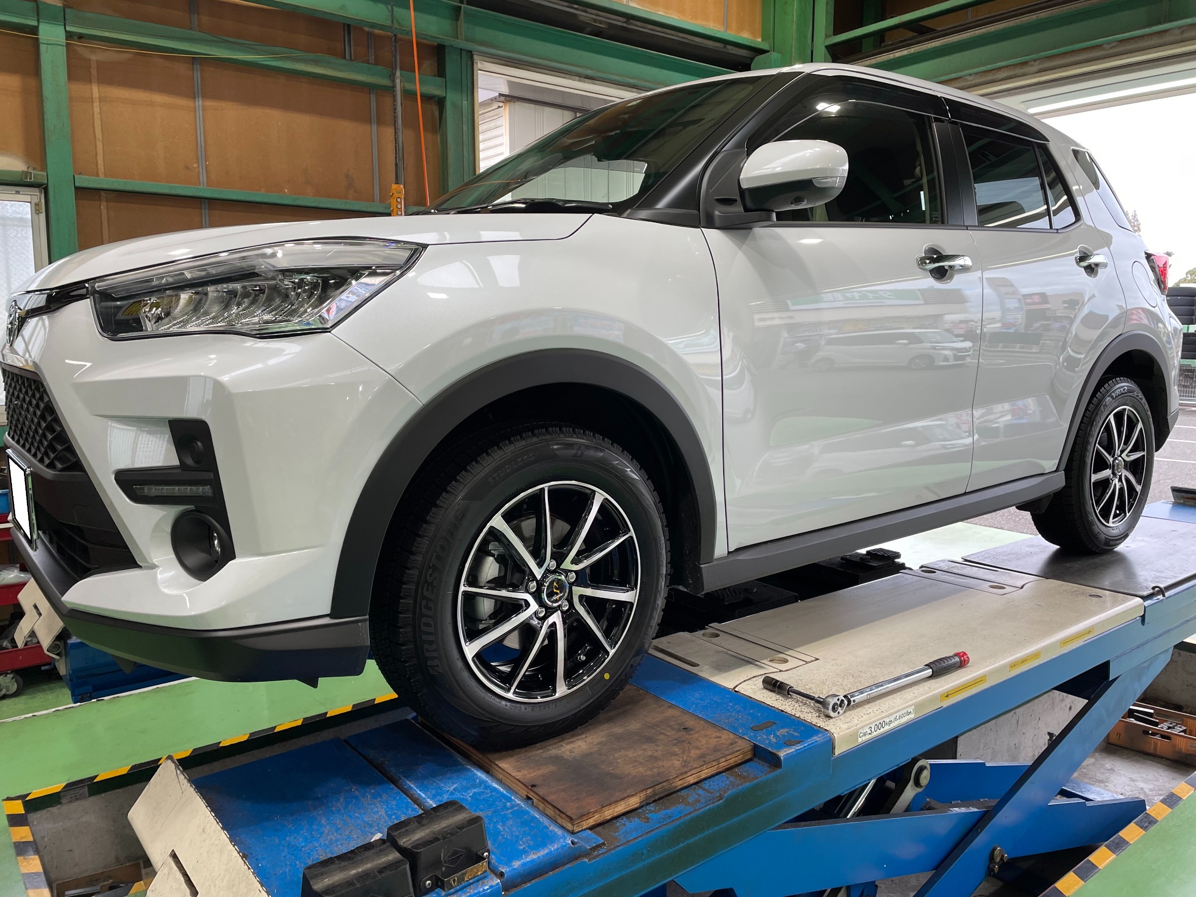 スタッドレスタイヤは当店にお任せ！本日のタイヤ交換【トヨタ ライズ