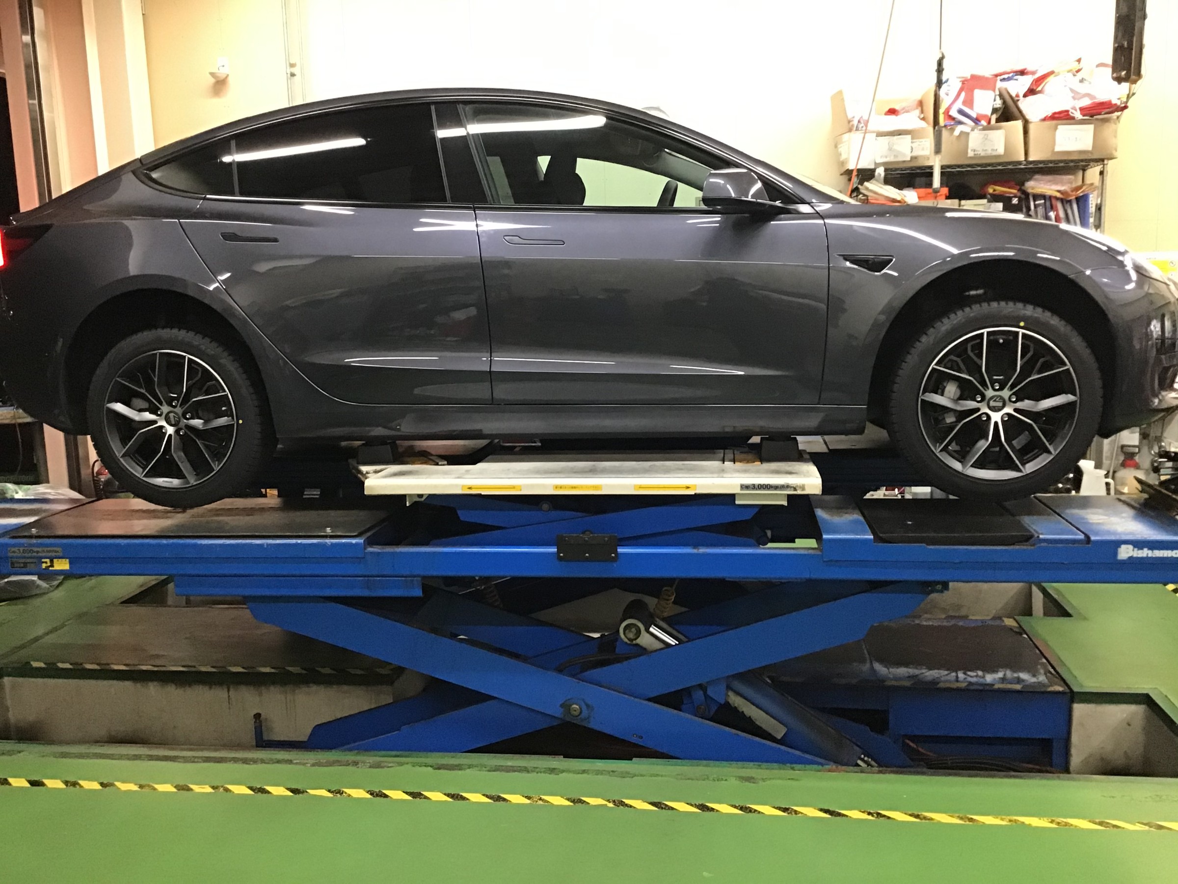 テスラ モデル3 スタッドレス取付交換作業 テスラ Model 3 タイヤ タイヤ・ホイール関連 > タイヤ・ホイール交換 サービス