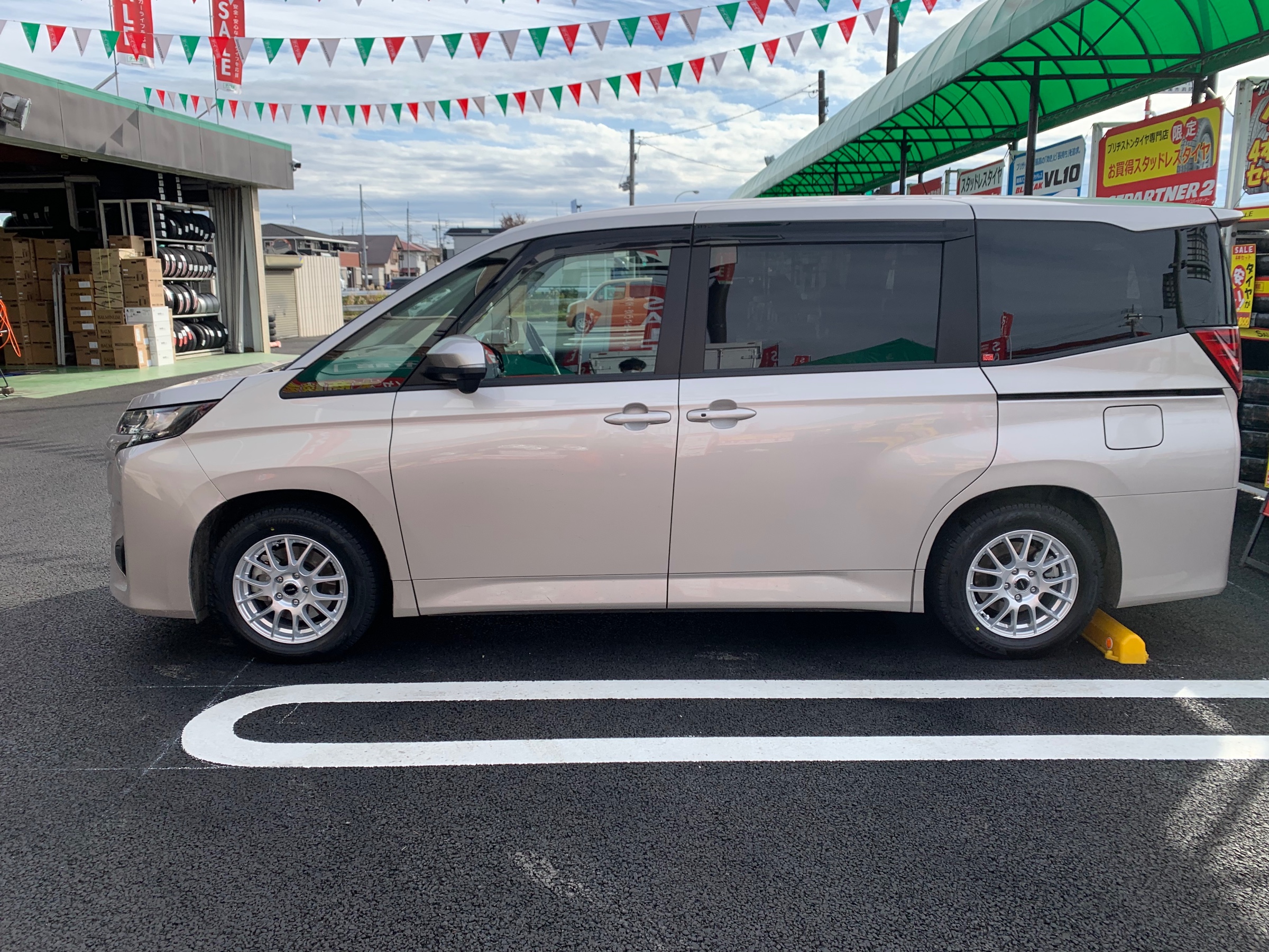 トヨタ・ノア・ZWR90W】スタッドレスタイヤ取り付け | トヨタ ノア
