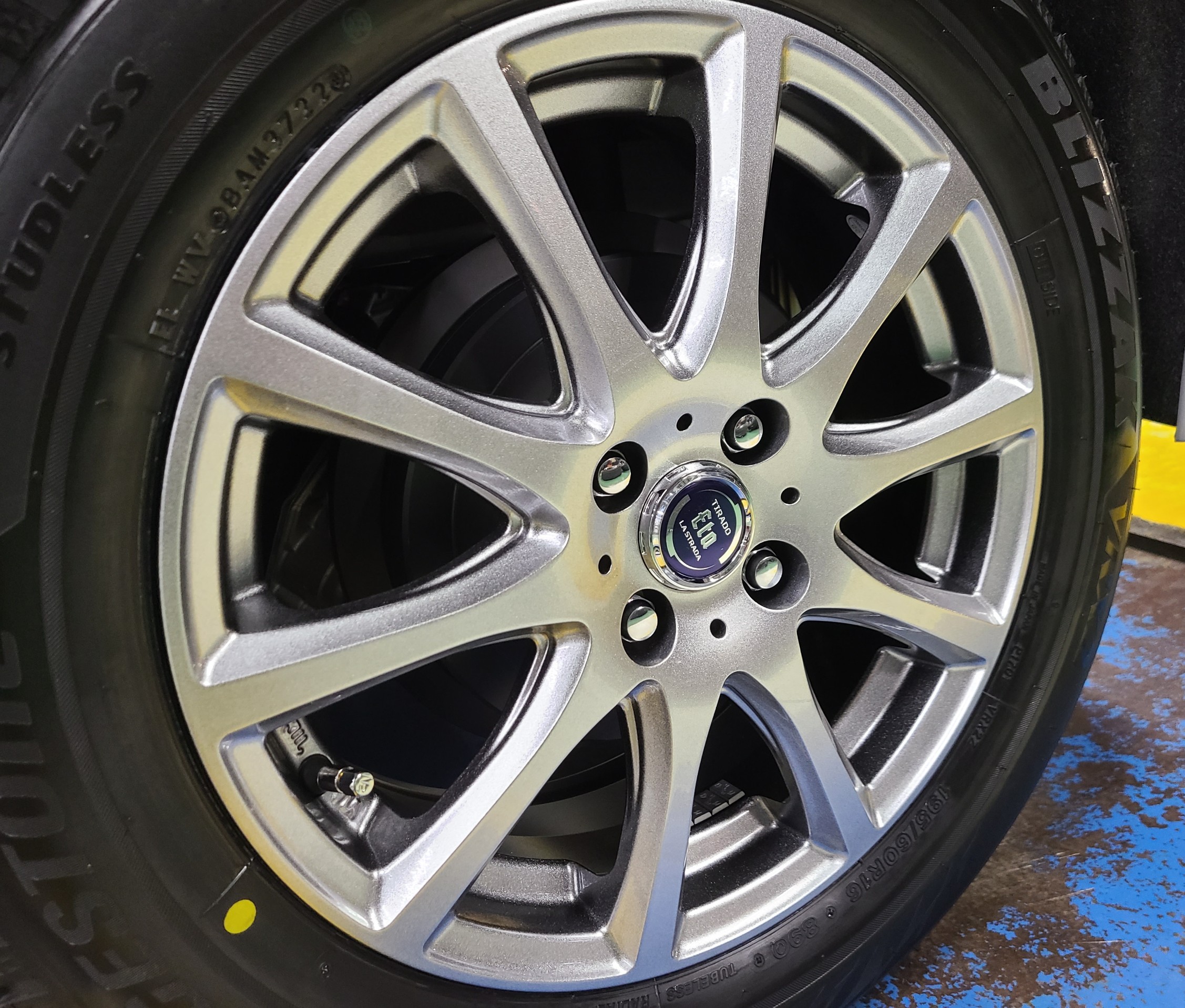 日産オーラへスタッドレスホイールセット装着！ | 店舗おススメ