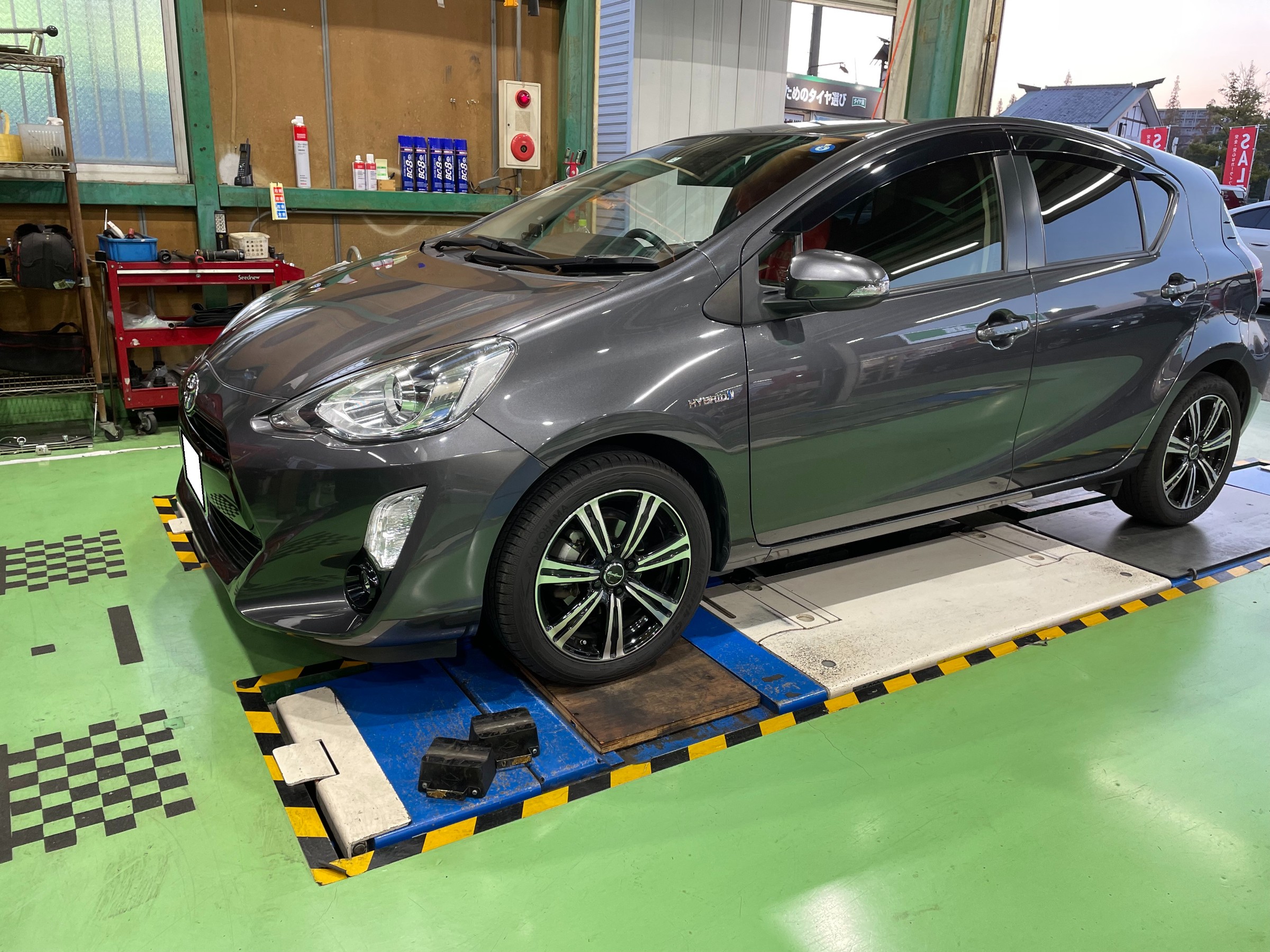ハイブリッド車にもスポーティな味付け「トヨタ アクア」タイヤ交換