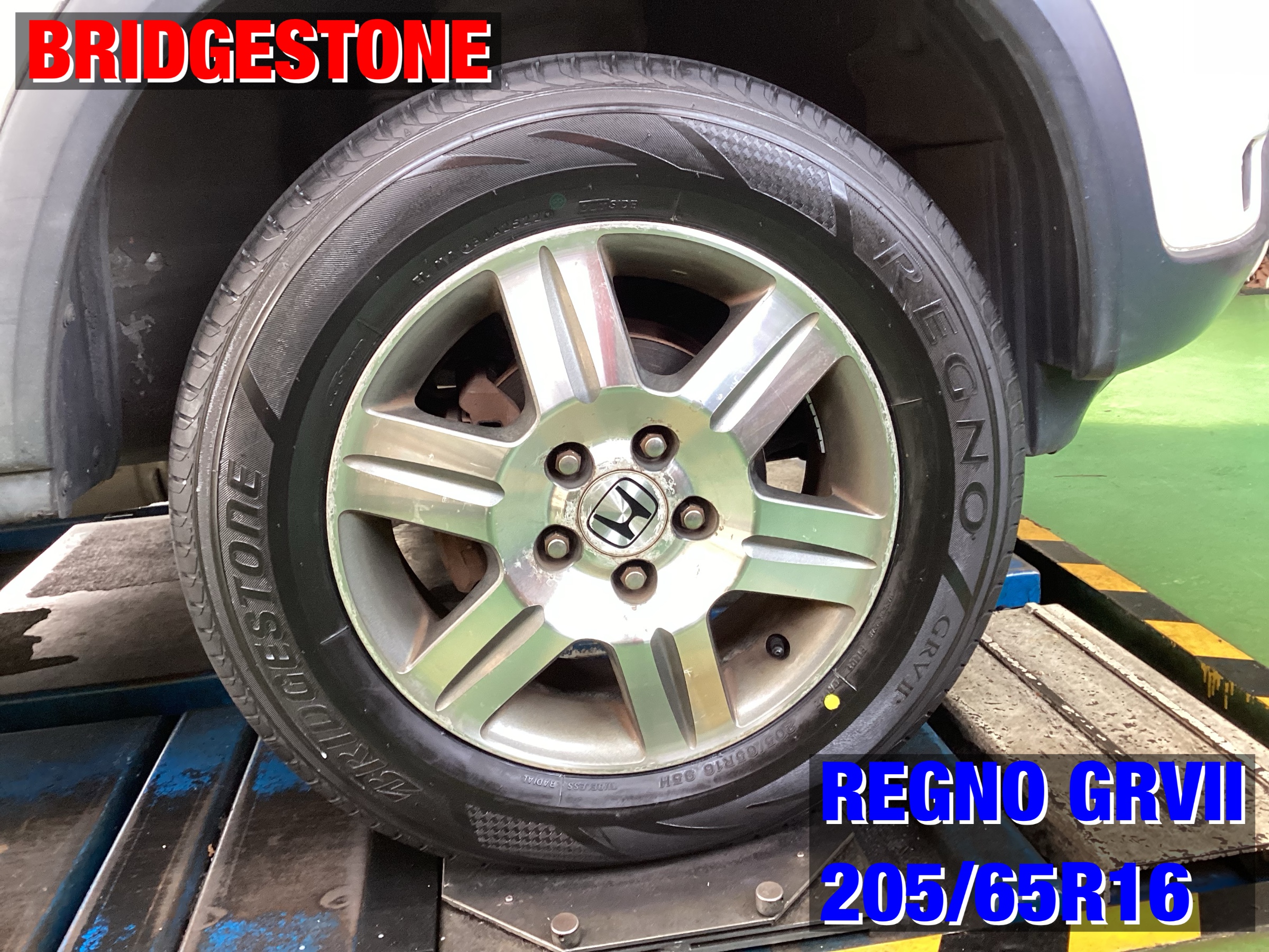 ホンダ CRV タイヤ交換 ホンダ CRV タイヤ タイヤ・ホイール関連 > タイヤ・ホイール交換 サービス事例 タイヤ館