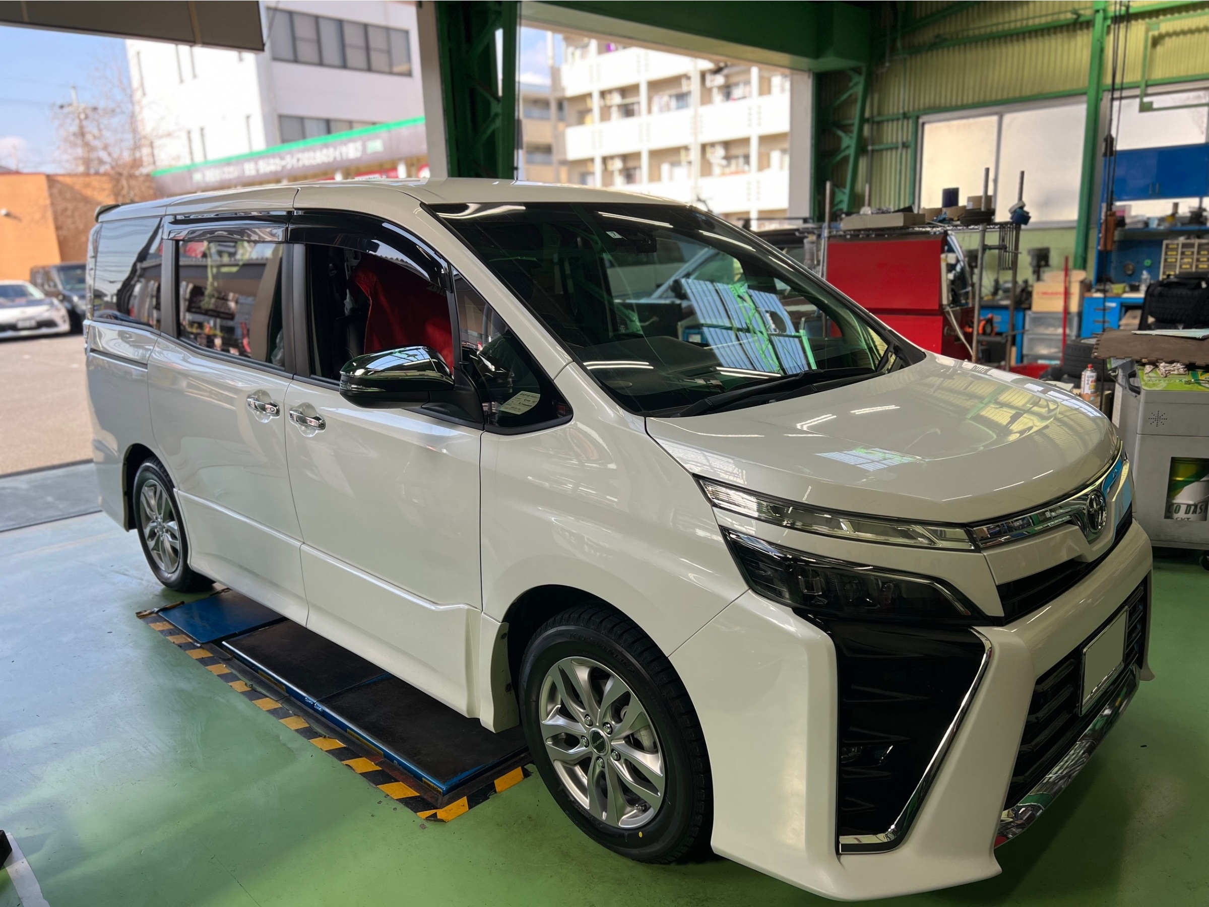 お手頃価格のスタッドレスもあります！トヨタVOXY ZRR80Wに
