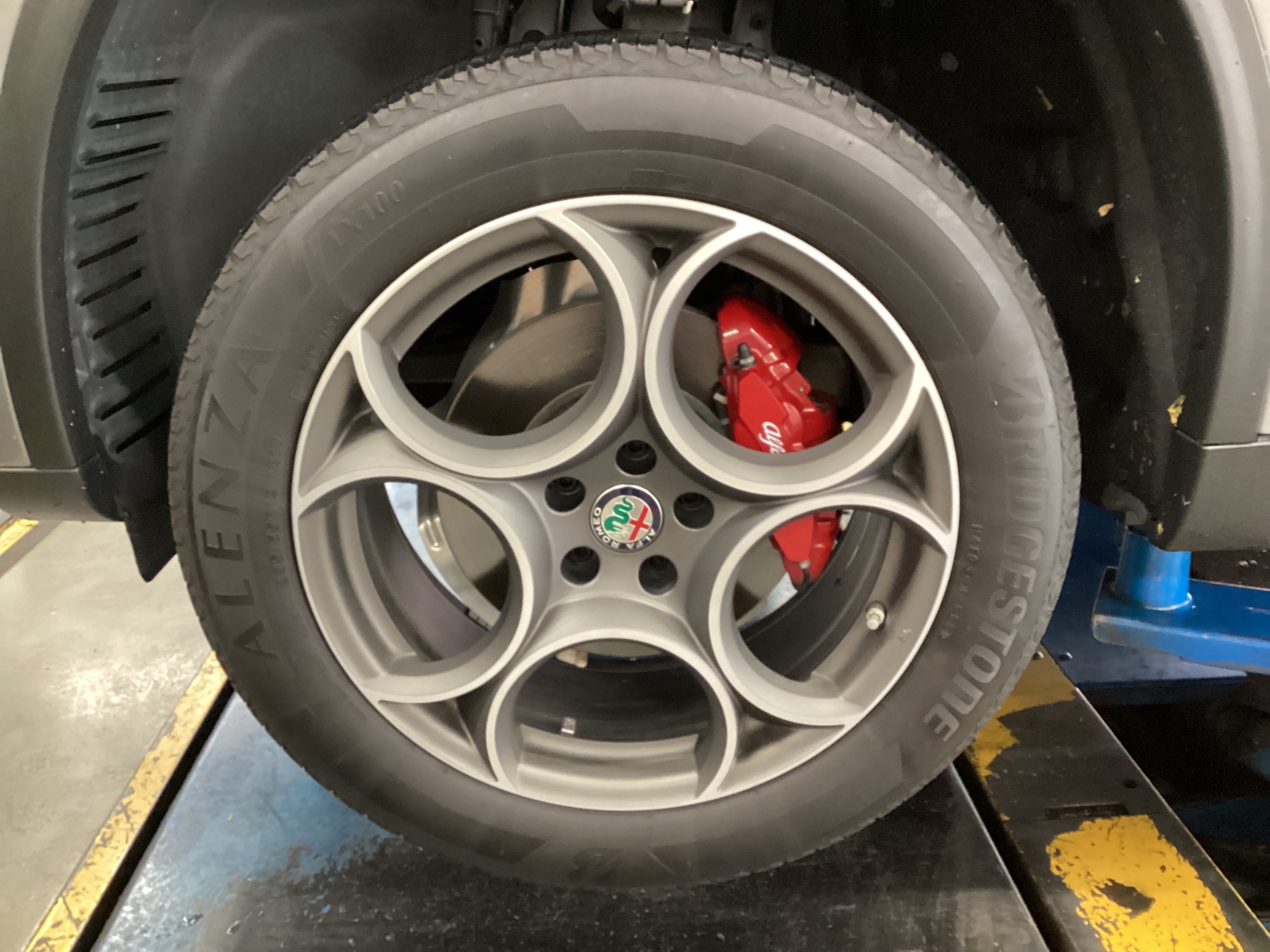 BS DM-V3 235/60R18 スタッドレス MAK アレーゼ ALFA ROMEO 純正CAP 18インチ 8J5HPCD110+33 2022 アルファロメ オステルヴィオ VTP441 Alfa Romeo】ステルヴィオ BLIZZAK DM-V3＆MAKホイール装着 | 店舗お