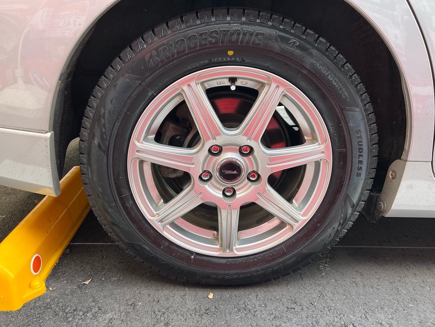 TOYOTA・プリウスα・ZVW41W】スタッドレスタイヤ交換 | 店舗お