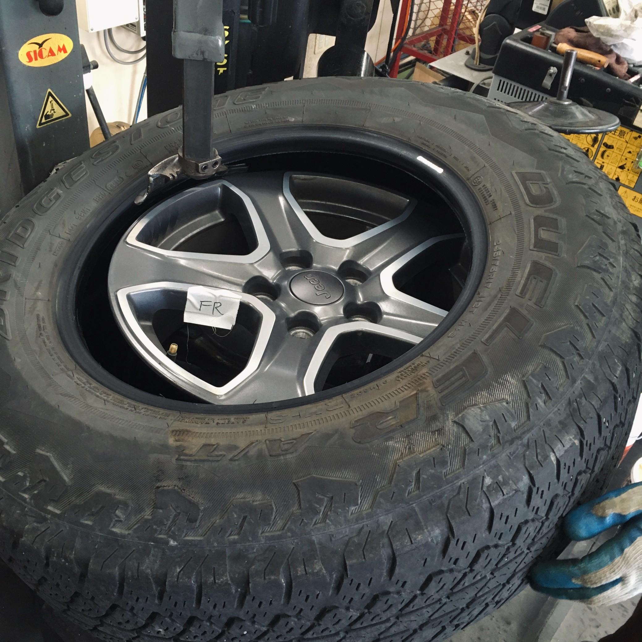 JL型ラングラーにBLIZZAK装着！！輸入車のスタッドレスもお任せ