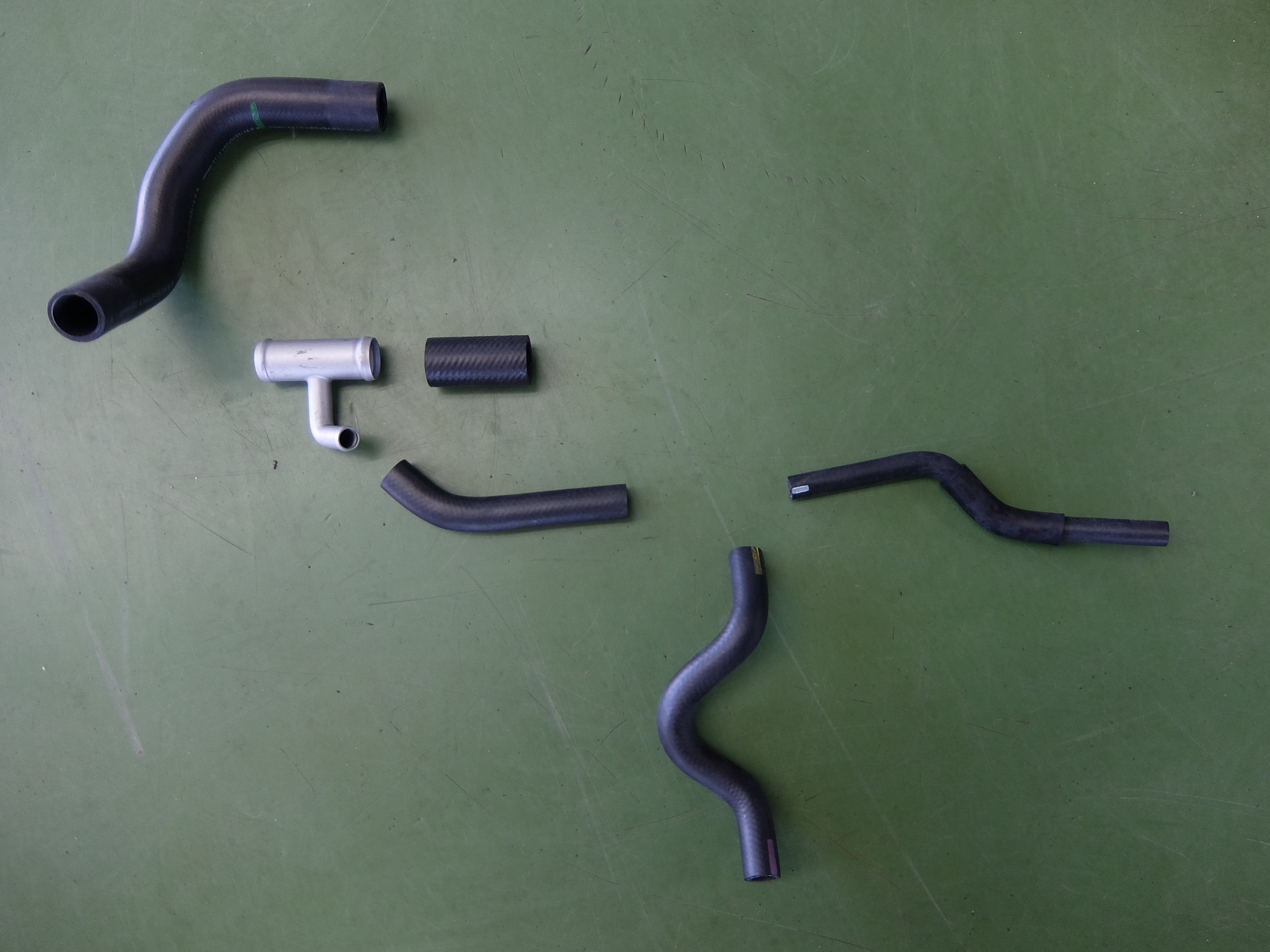 ダイハツ ムーヴ ラジエターホース交換 ダイハツ ムーヴ メンテナンス商品 オイル関連 Llc交換 サービス事例 タイヤ館 うしく上柏田 茨城県のタイヤ カー用品ショップ タイヤからはじまる トータルカーメンテナンス タイヤ館グループ