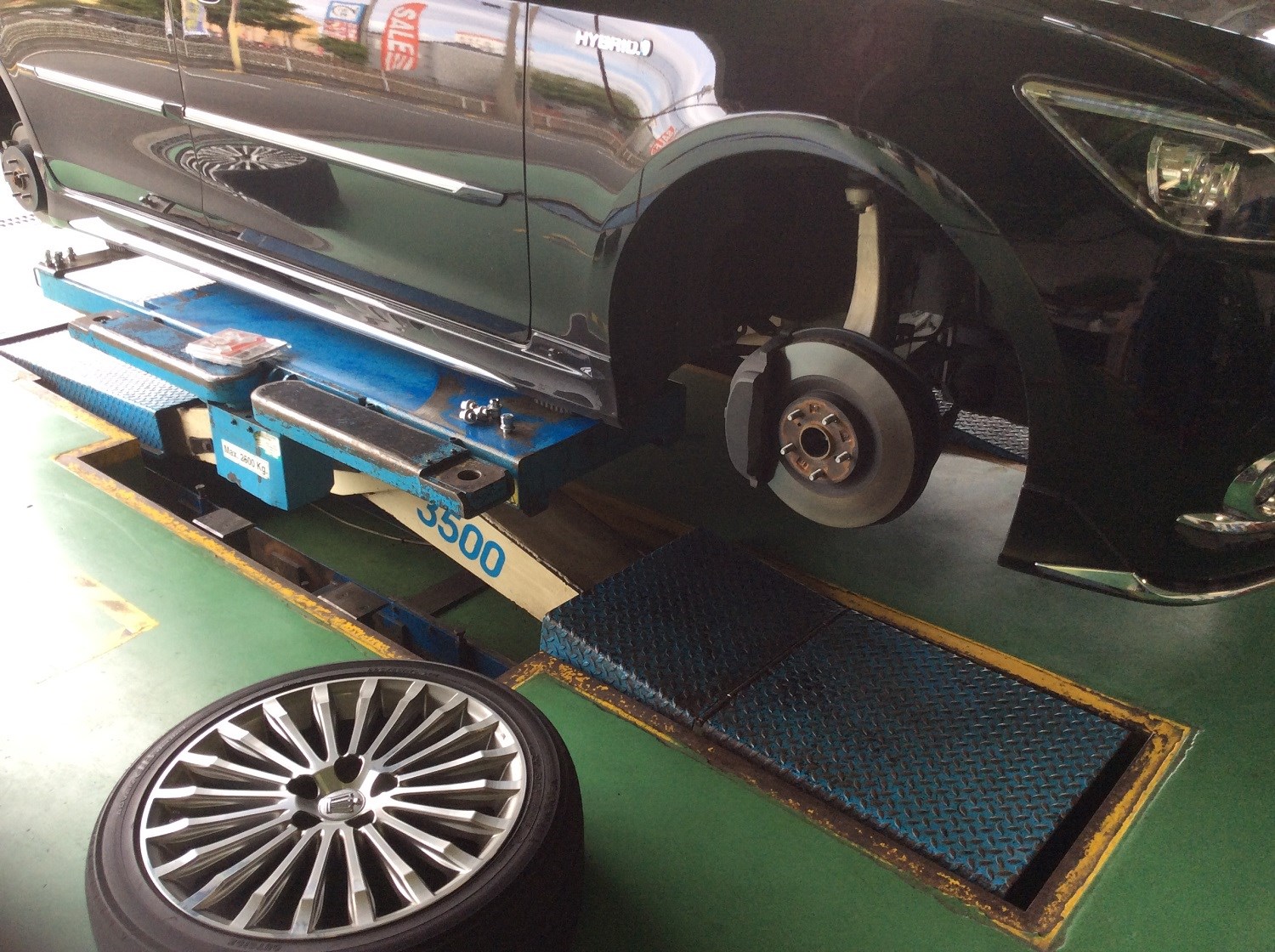 225/45R18装着です。