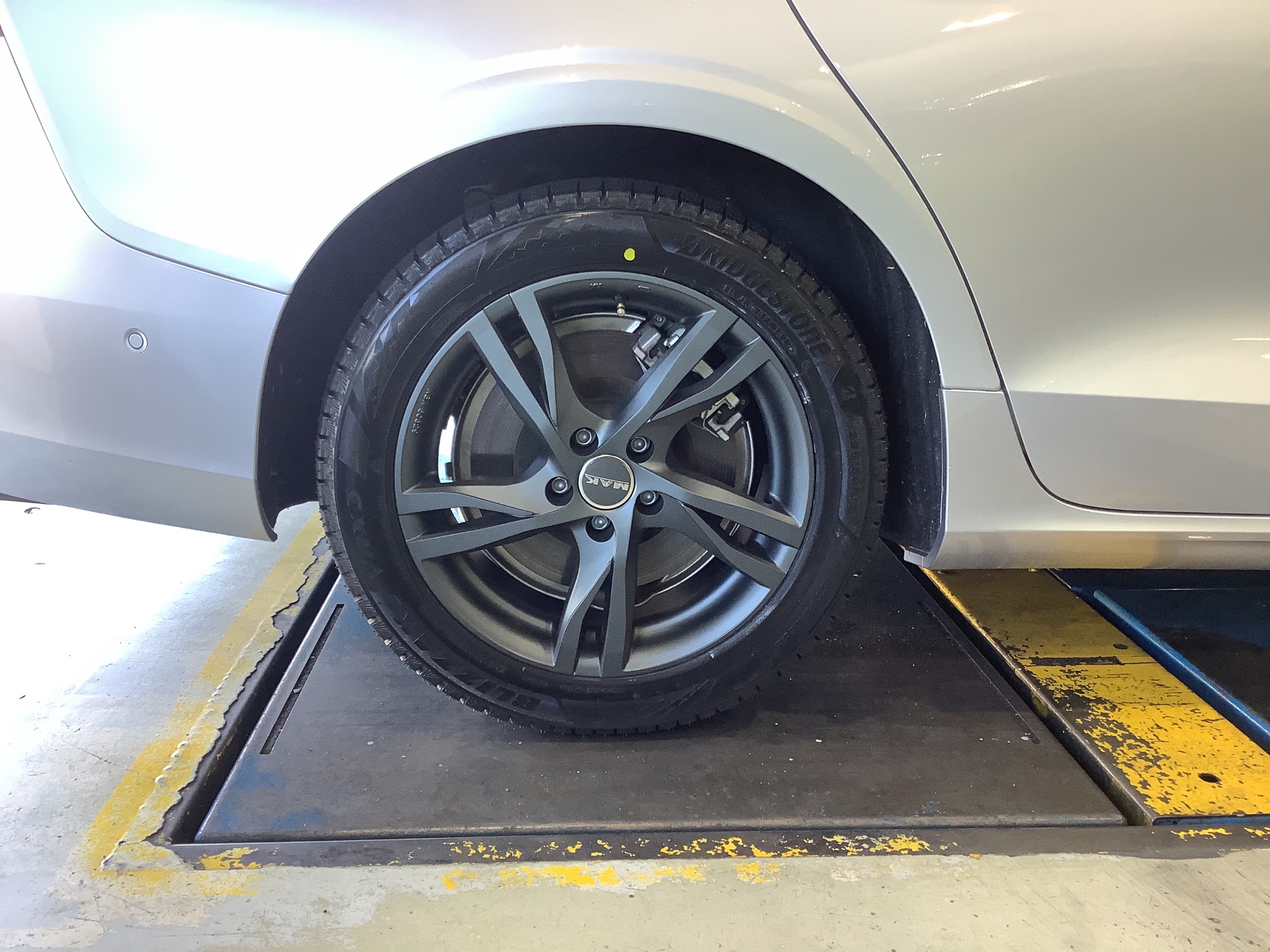 ボルボ V60 スタッドレスセット取付 | 店舗おススメ情報