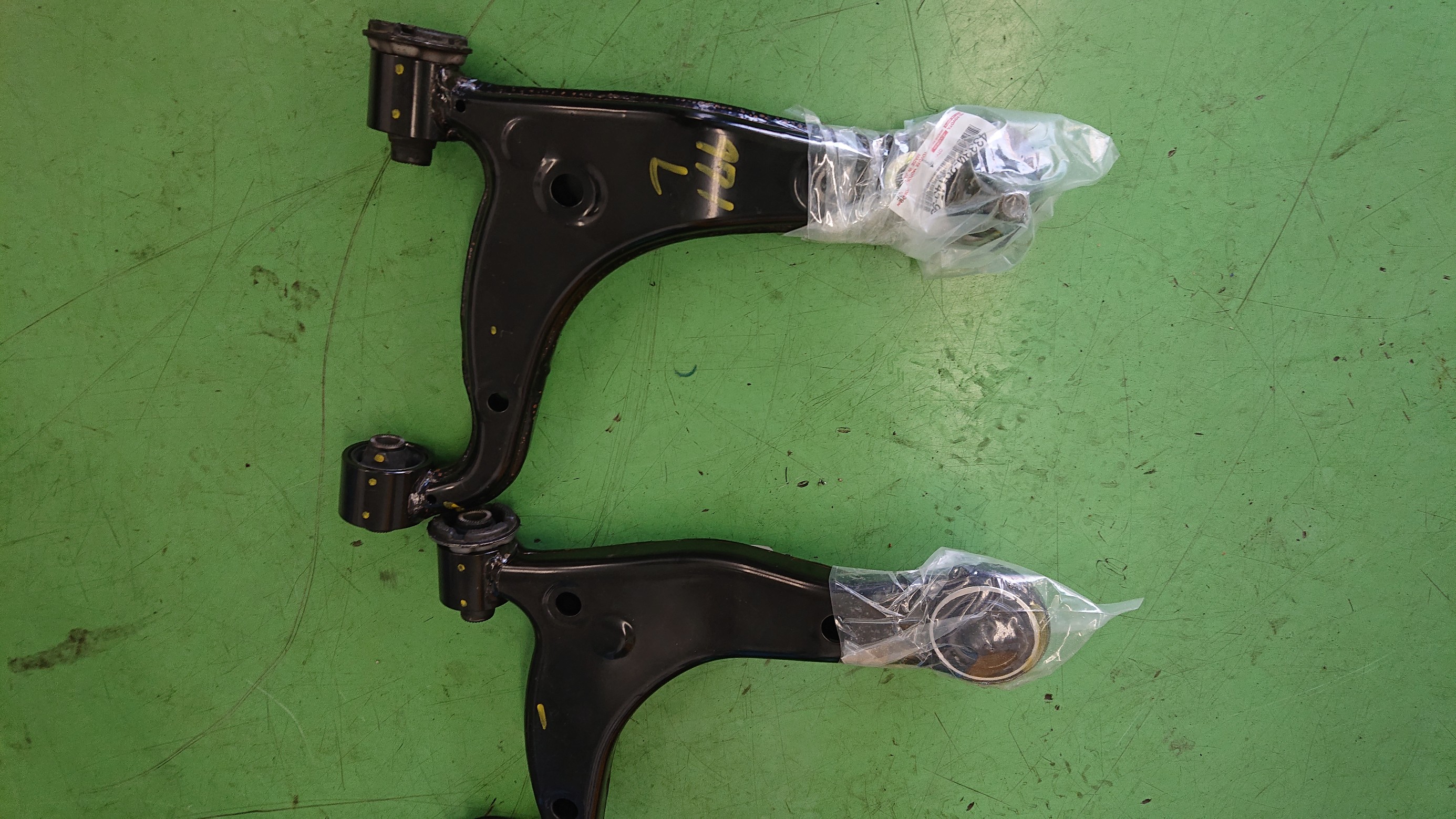 17クラウン 車＆バイク トヨタ│純正部品│アッパーアーム RH