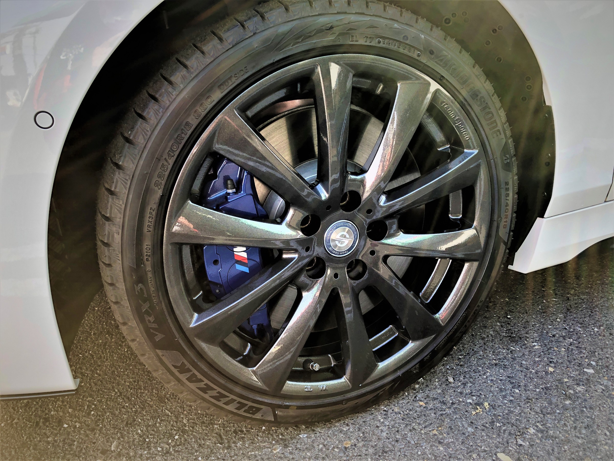 BMW M135i ビッグキャリパーでも18インチスタッドレス装着