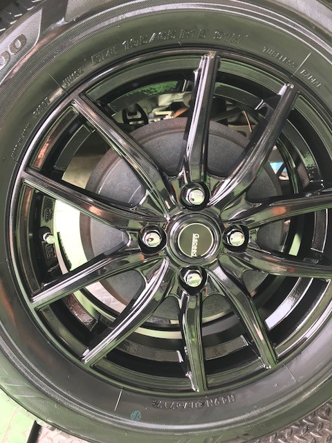 トヨタ カローラにも カッコイイ アルミホイールを装着 トヨタ カローラアクシオ ホイール タイヤ ホイール関連 タイヤ ホイール交換 サービス事例 タイヤ館 瀬谷 神奈川県のタイヤ カー用品ショップ タイヤからはじまる トータルカーメンテナンス タイヤ