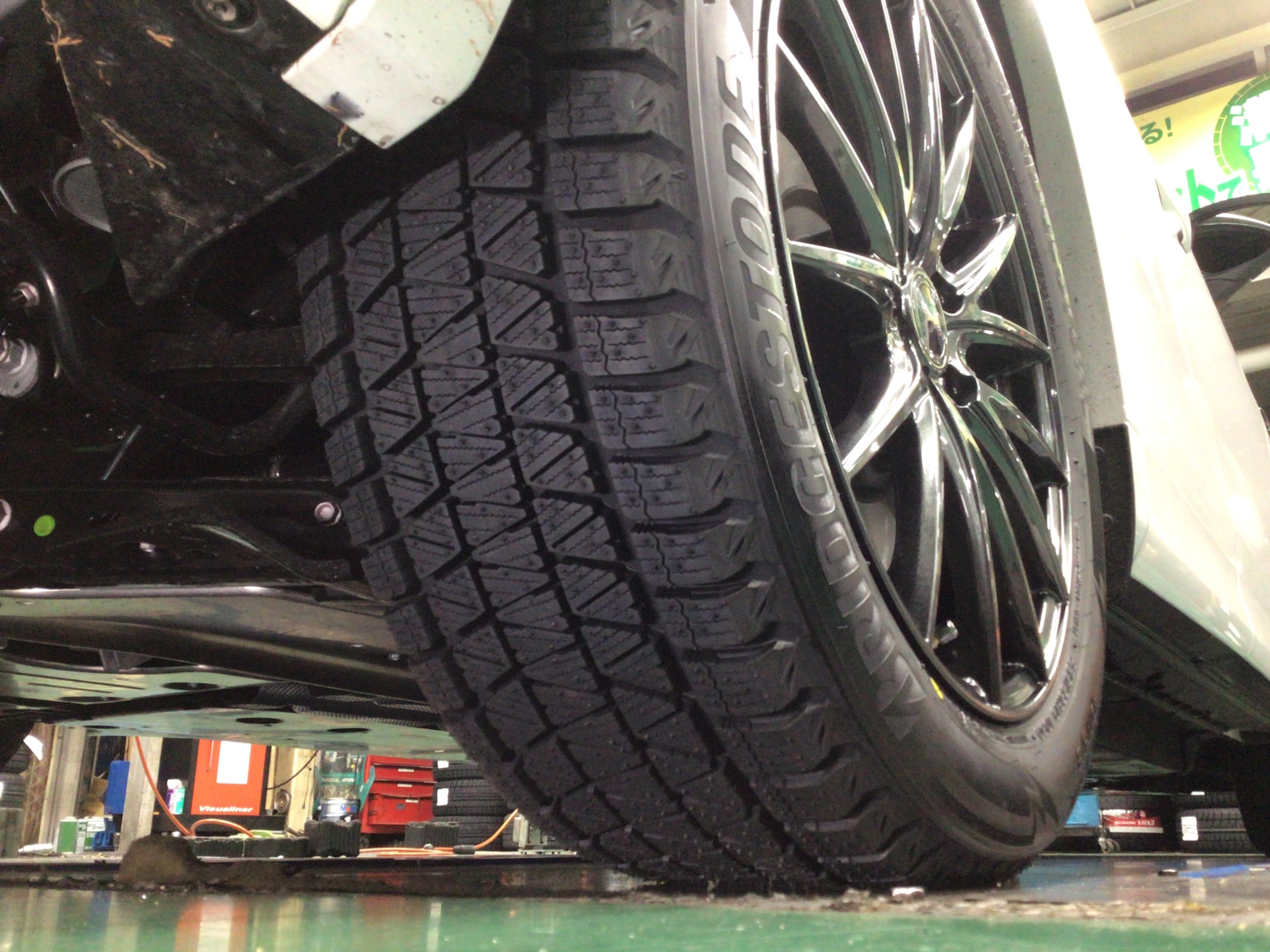 スタッドレスタイヤホイールセット交換作業（ブリヂストン