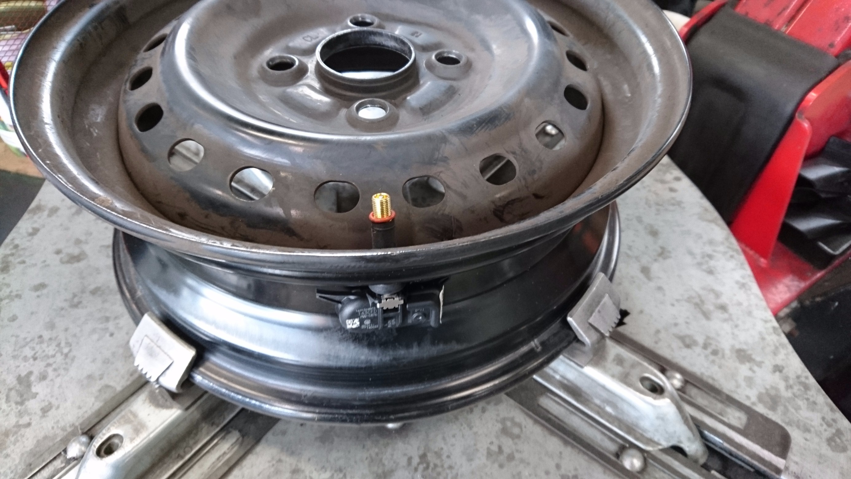 普段見えないところにこんな機械がついちゃいます。