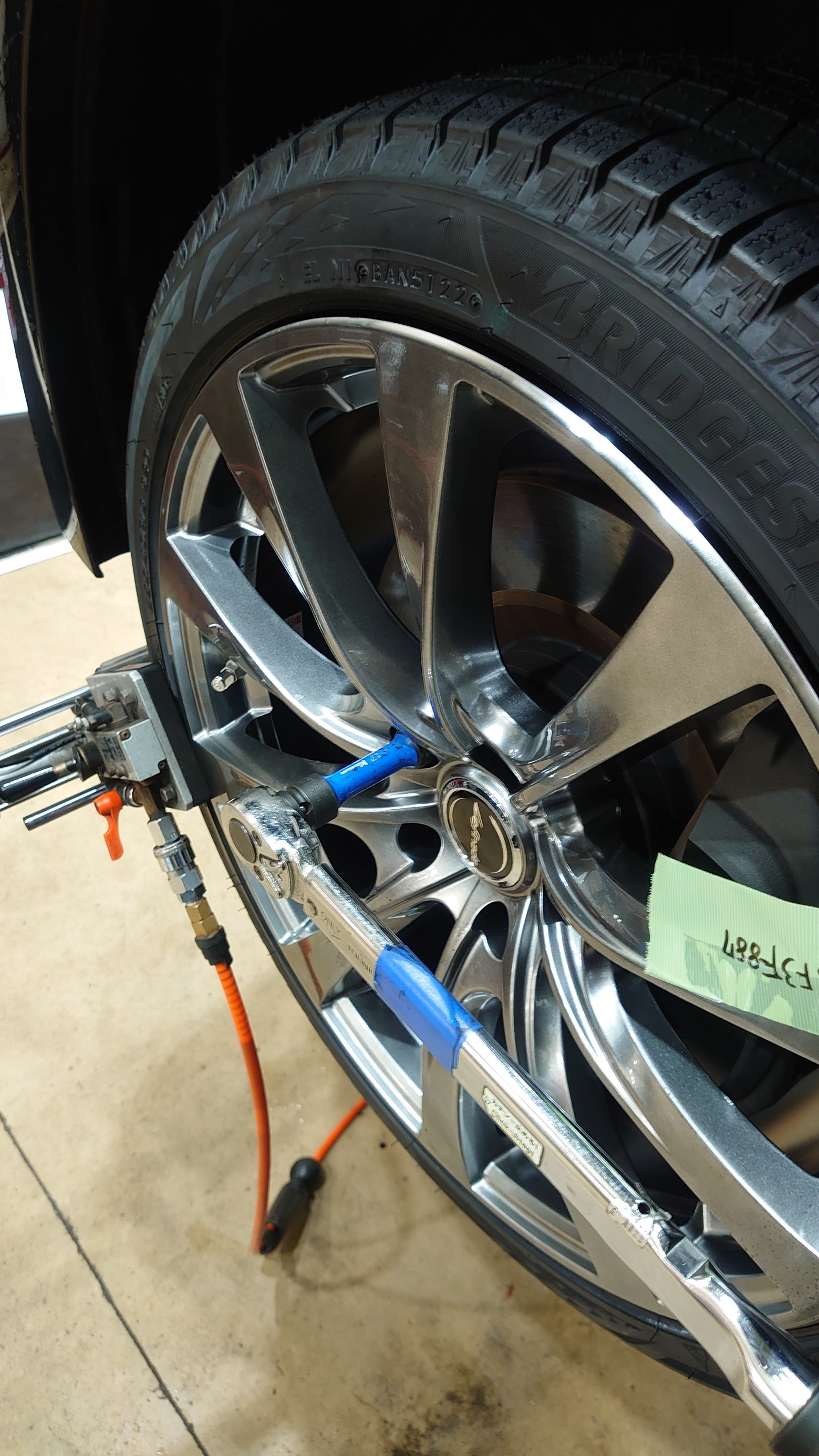 レクサス IS300h スタッドレスタイヤホイール取付 235/40R19