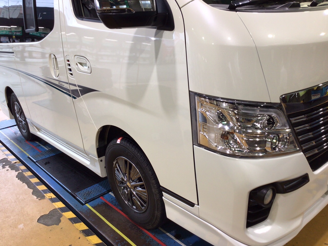 日産 NV350キャラバンのスタッドレスタイヤ交換！！ | 店舗お
