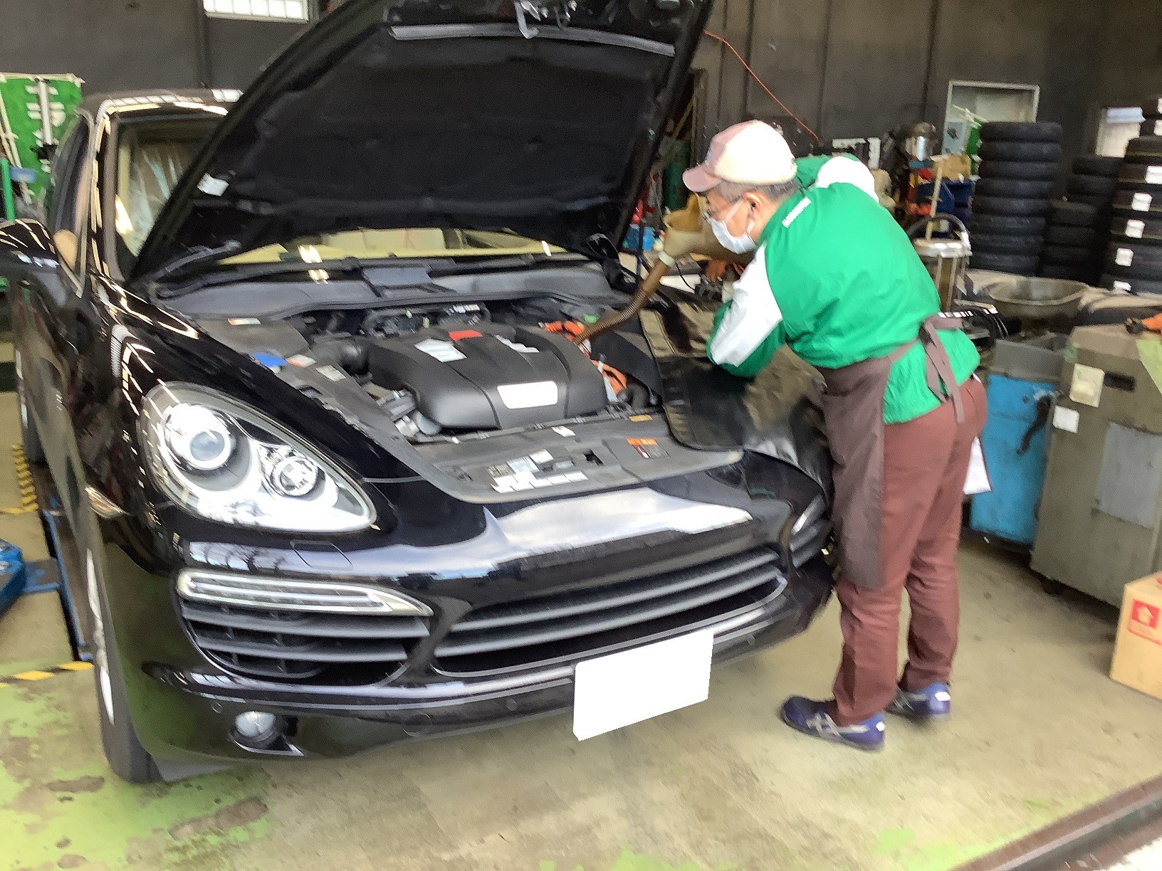 ポルシェ カイエンハイブリッド オイル交換！！ ポルシェ カイエン メンテナンス商品 オイル関連 > エンジンオイル交換 サービス事例