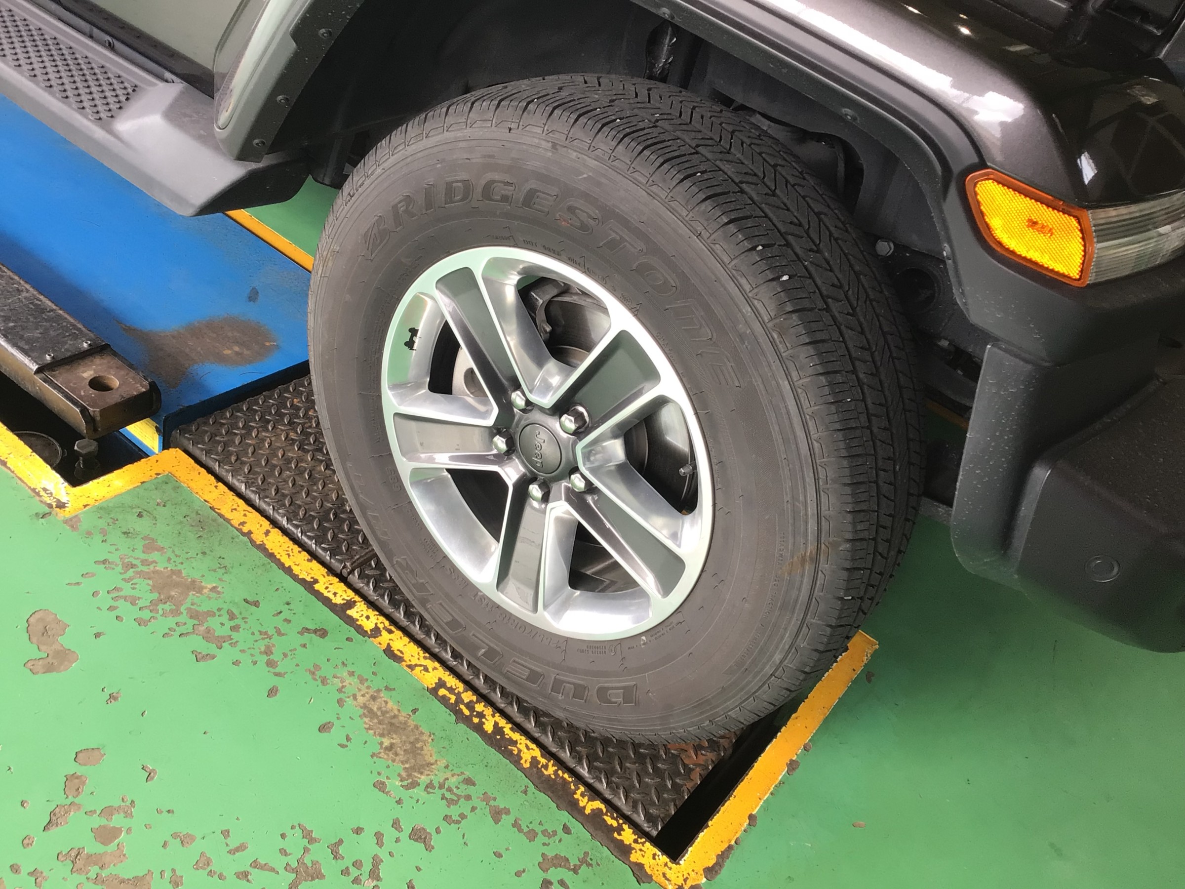 JLラングラーのタイヤ交換。オープンカントリーAT3 255/70R18 を装着。梅雨入り前にNEWタイヤを。 | URBAN OFF CRAFT  鈴鹿店 | 店舗ブログ | タイヤ＆ホイールの専門店「クラフト」
