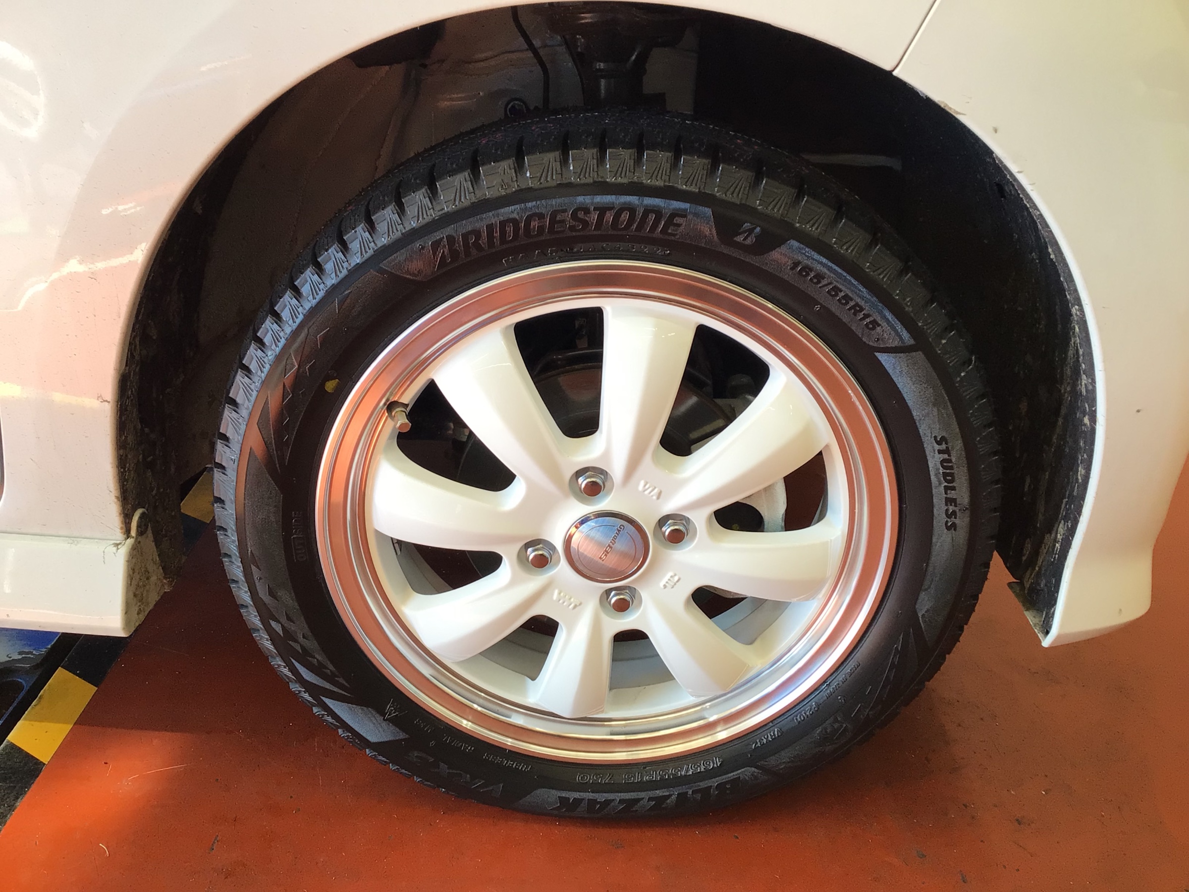 ホンダ・N-BOXカスタム(JF4)〜スタッドレス(VRX3)・ホイールセット取付