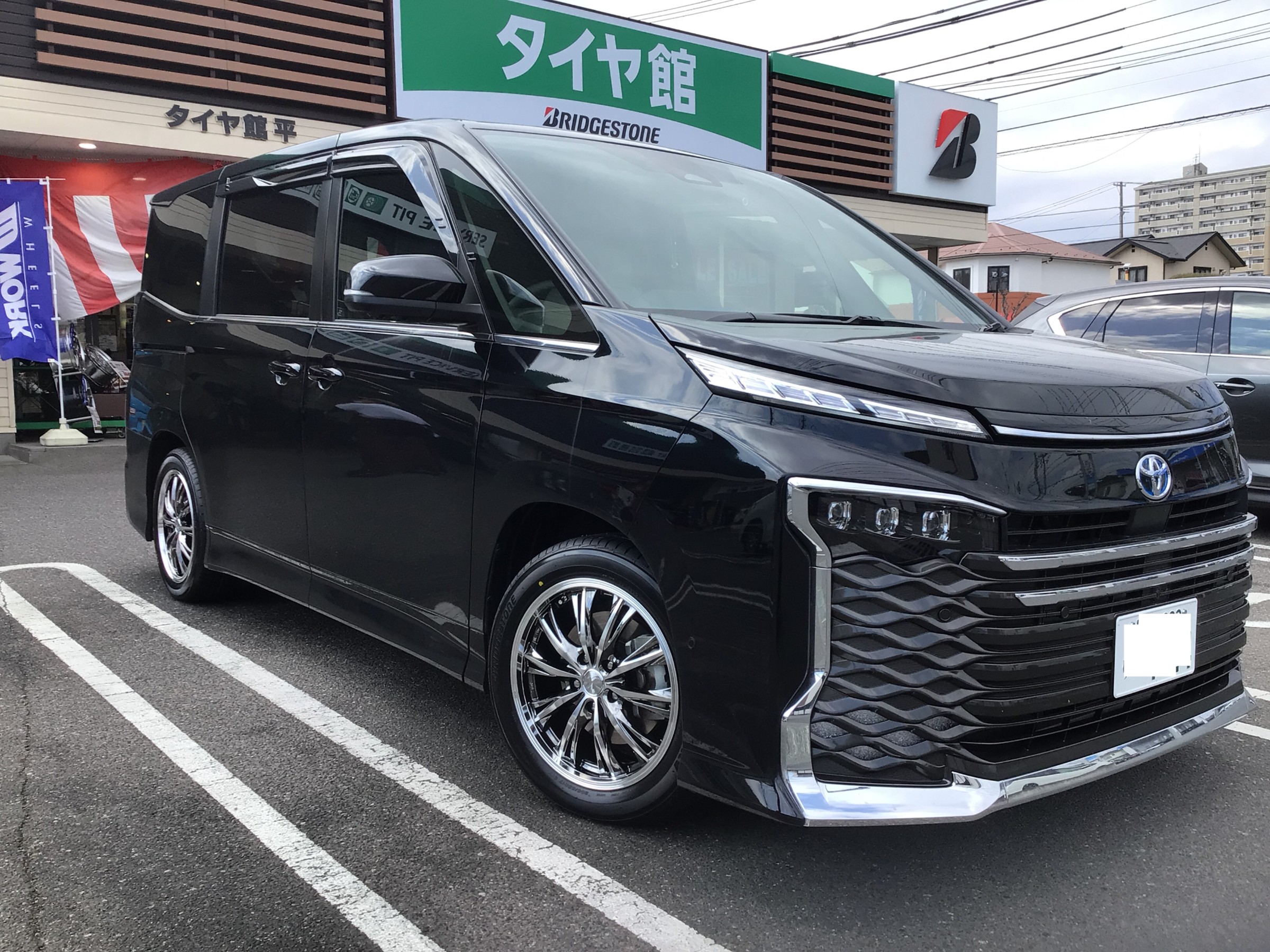 トヨタ:VOXY アルミホイールセット取付(^O^)/ (他店装着事例 トヨタ:VOXY アルミホイールセット取付(^O^)/ (他店装着事例