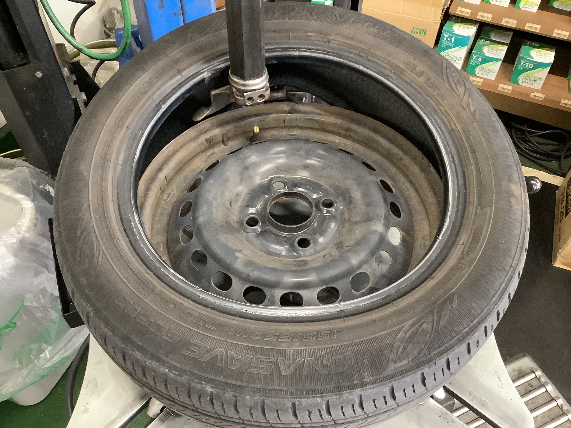 タイヤを外す作業